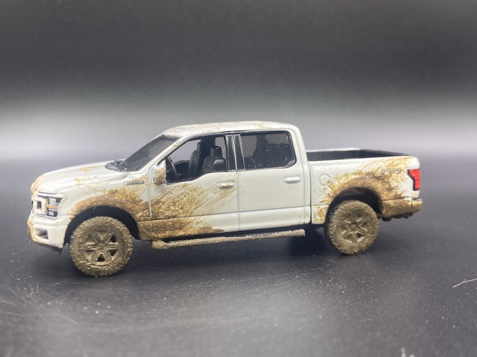2020 Ford F-150 4×4 Muddy Custom 1/64 Diecast Mud Truck Custom Auto World
