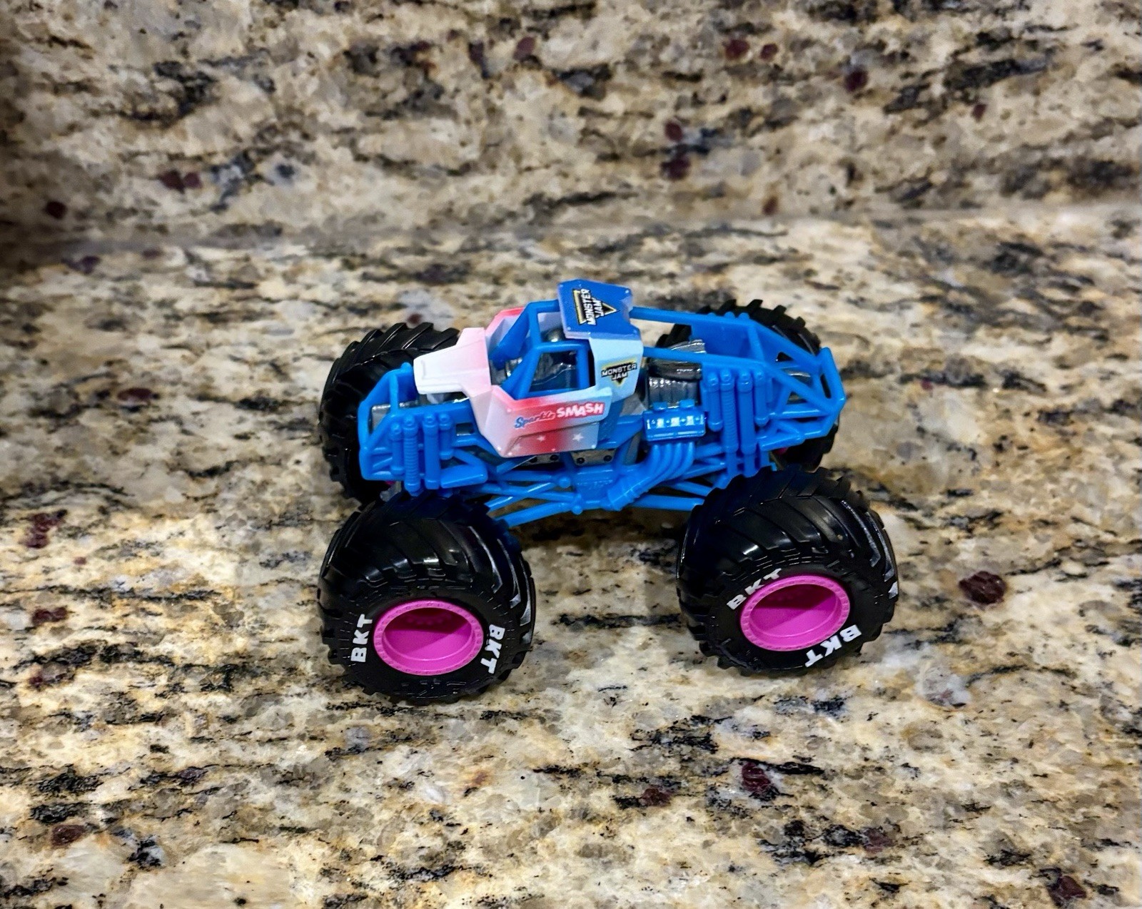 Spin Master Monster Jam Sparkle Smash TRAINING Truck New 1:64