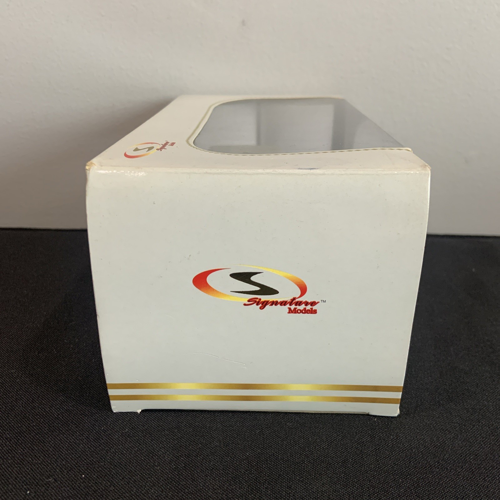 SIGNATURE MODELS..1932 CHRYSLER LEBARON 1/24 SCALE .NIB