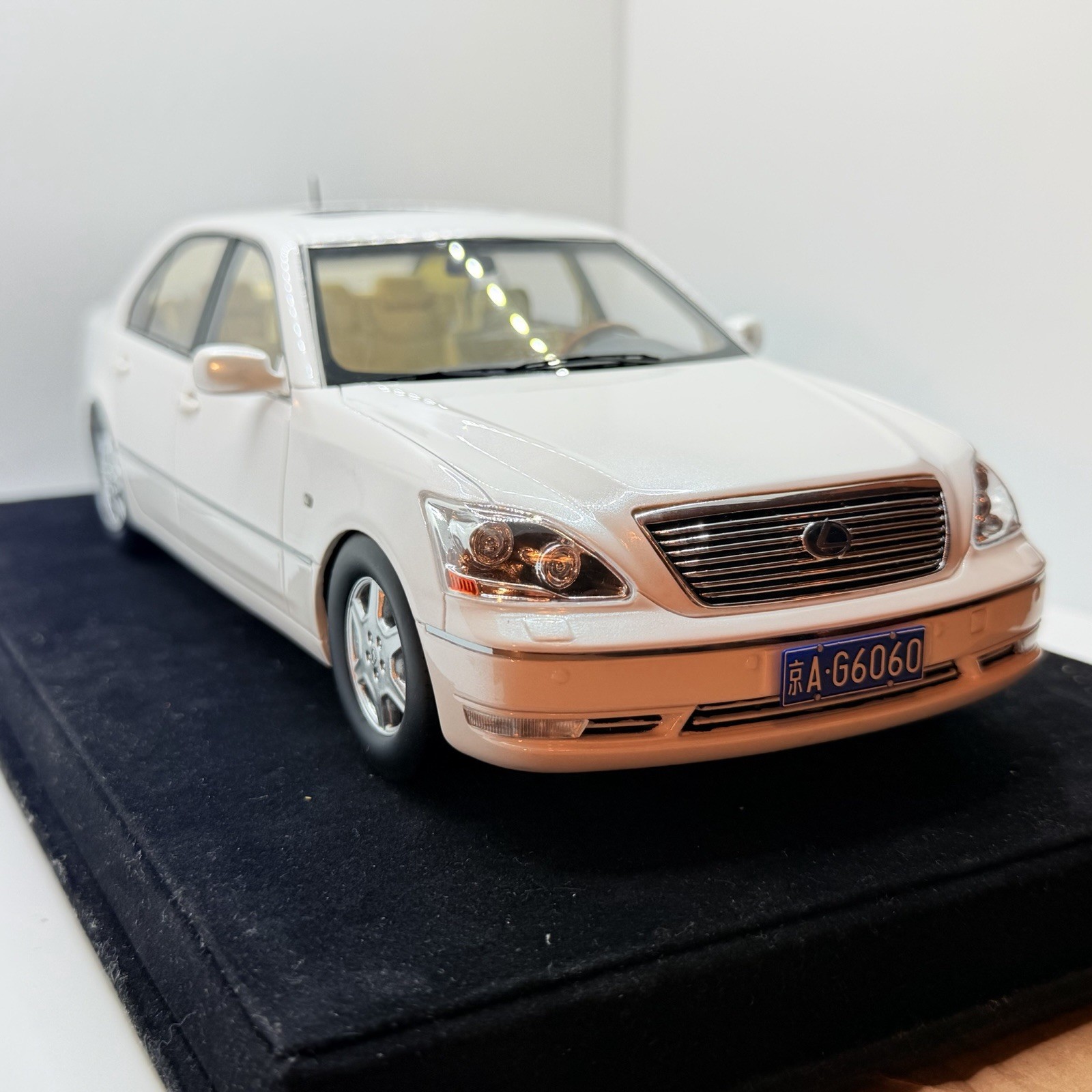 1/18 Ivy Models Lexus LS 430 in Gloss White 99 pieces Leather base