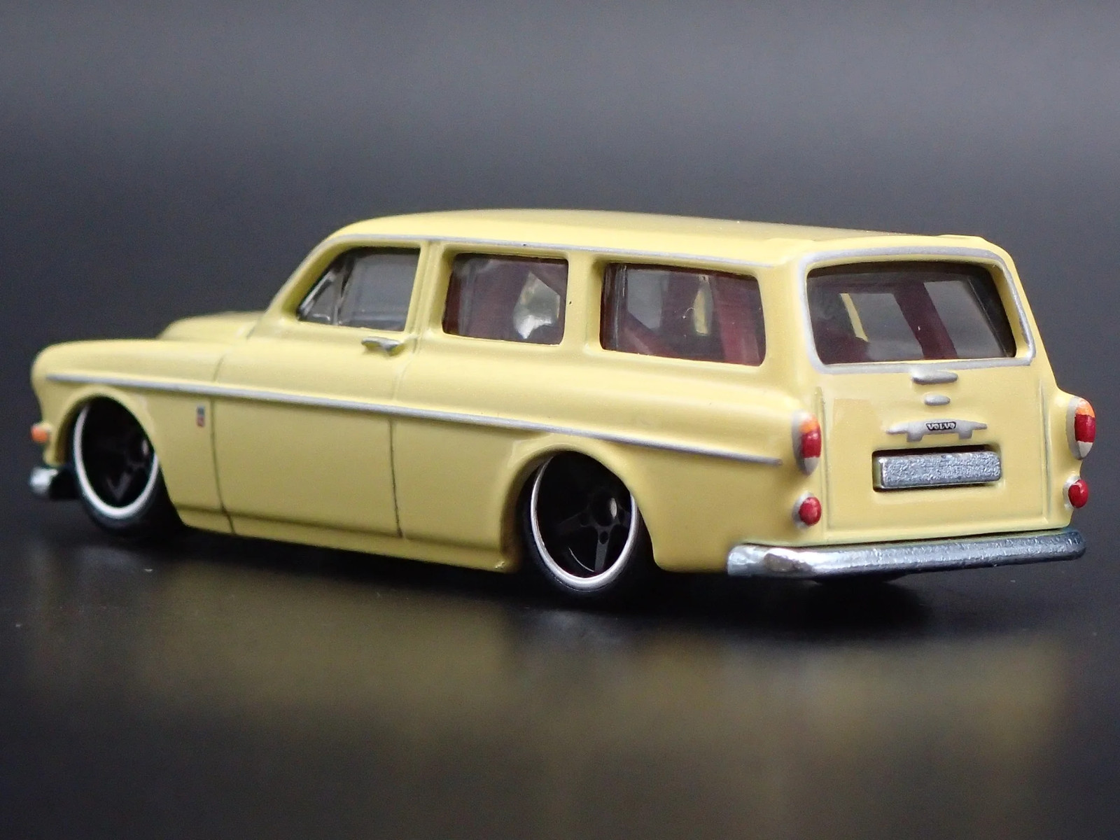 1962-1969 VOLVO P220 AMAZON STATION WAGON 1:64 SCALE DIORAMA DIECAST MODEL CAR