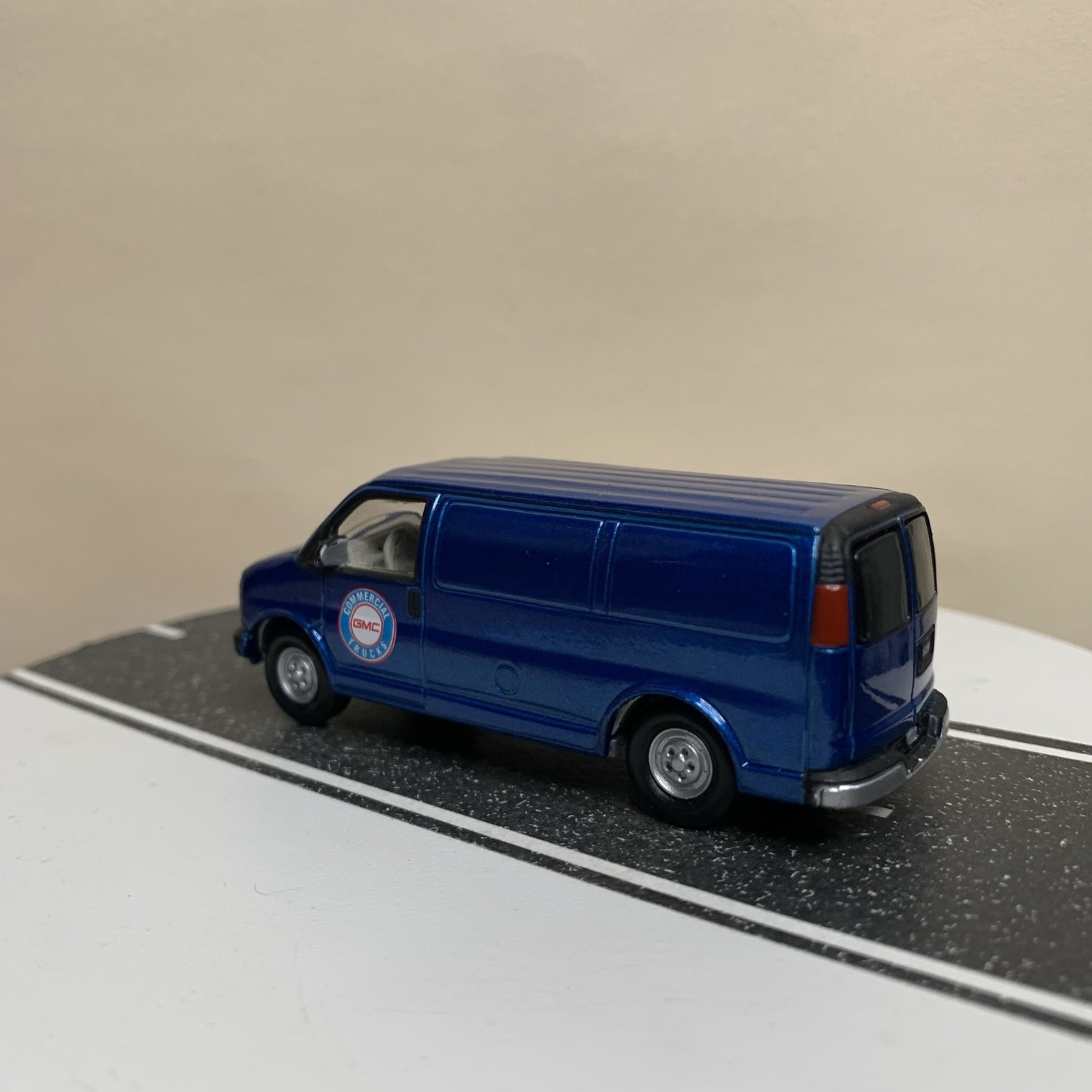Johnny Lightning Working Class 2000 GMC Savana Van Blue “Commercial Trucks” NM