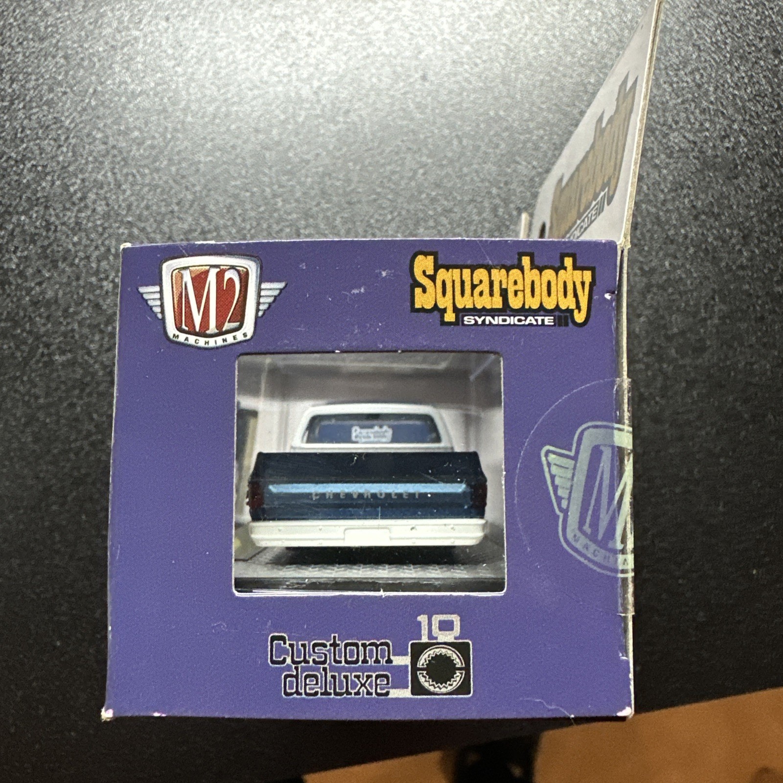 M2 Machines 1975 Chevrolet Custom Deluxe 10 Ivy League Squarebody Syndicate 1:64