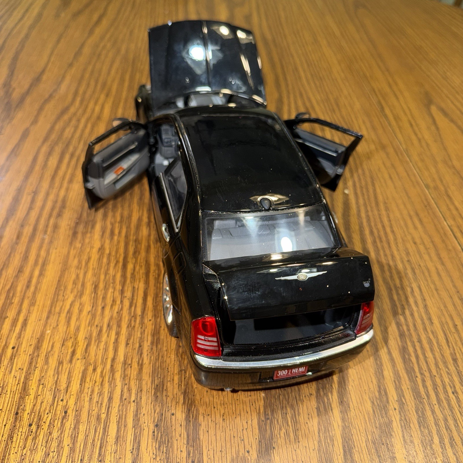 Maisto 2005 Chrysler 300C Hemi Black 1:18 Diecast Collectable Car