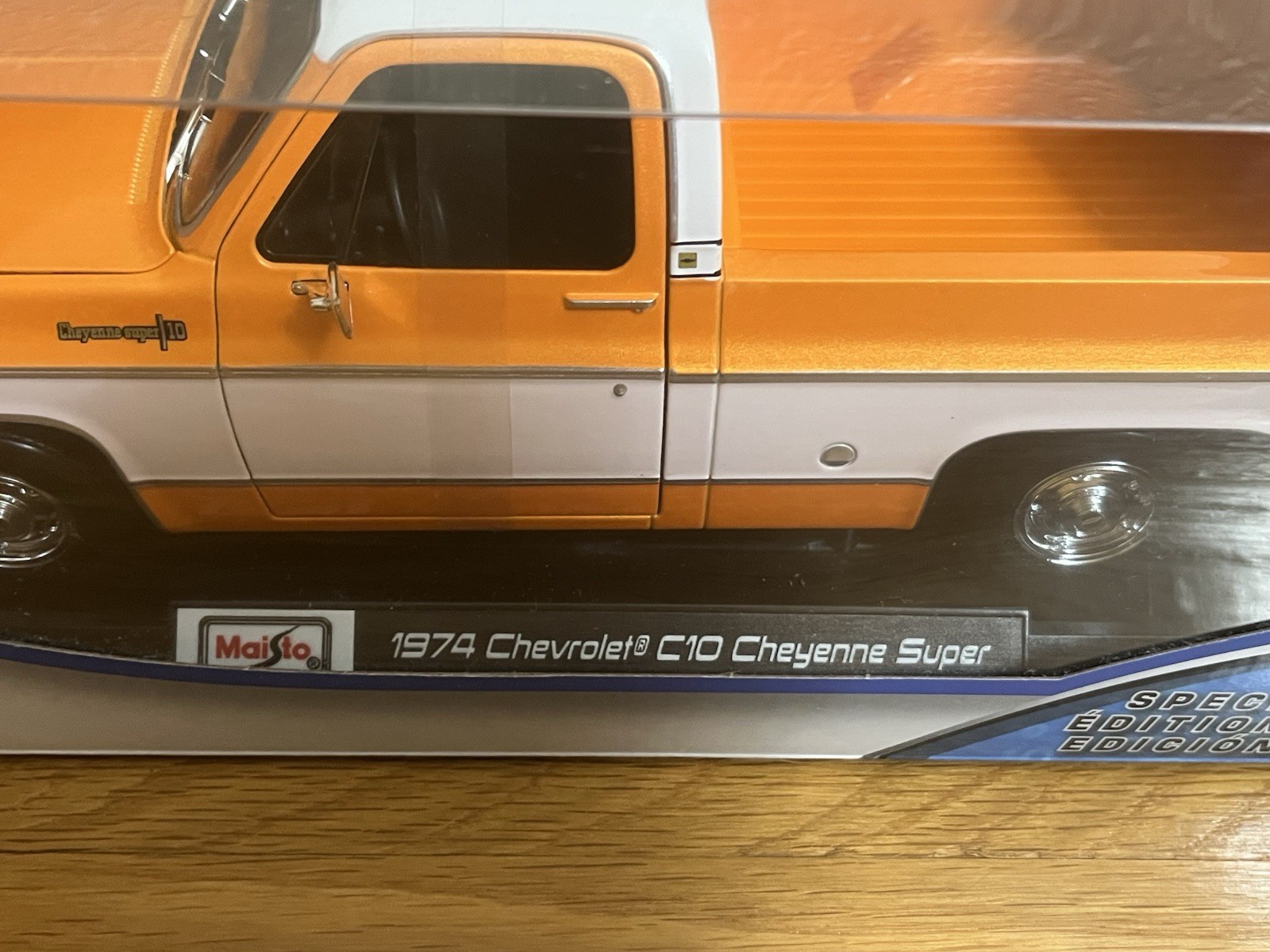 Maisto 1:18 1974 Chevrolet C10 Cheyenne Super Pickup Truck Orange With White Top
