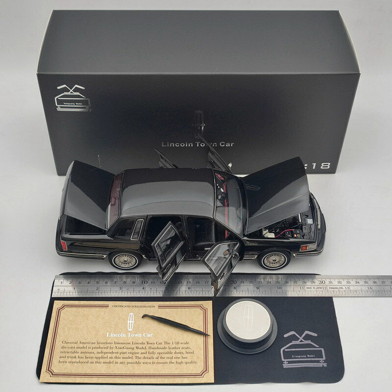 1/18 Towncar V8 1993-1995 Super Diecast model (Leather seat)