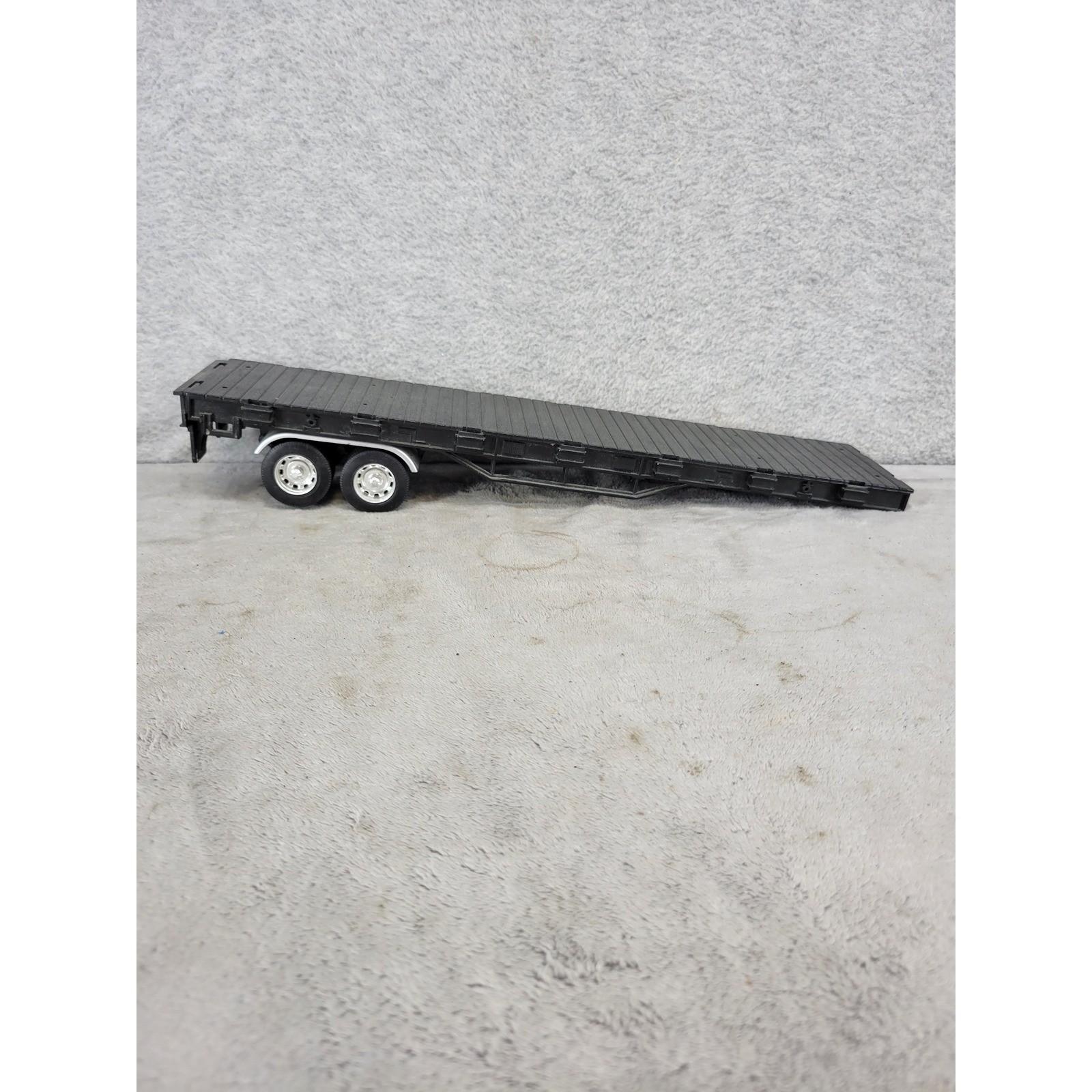 NewRay 2001 Black Flatbed Semi Trailer 15.5 Inch Dual Axle 1:32 Scale Toy Rig
