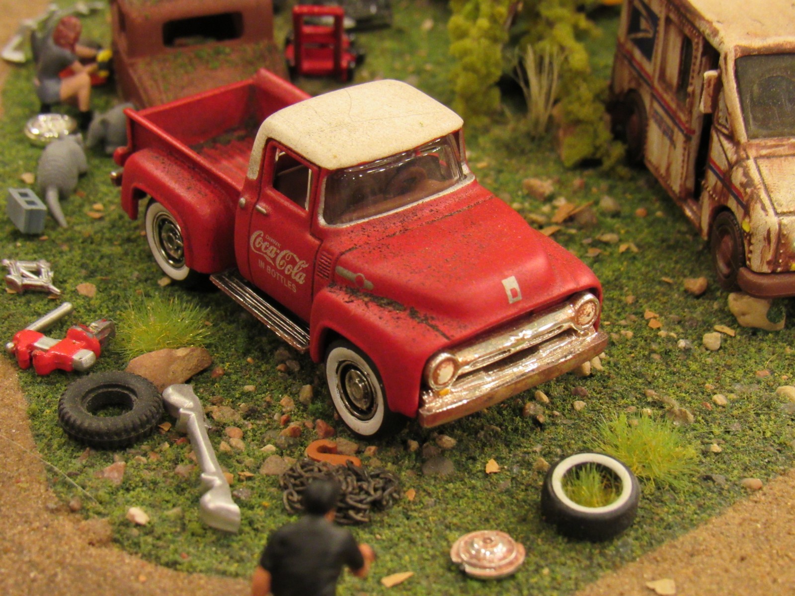 CUSTOM BUILT WEATHERED RUSTY JUNK PARTS YARD 1956 FORD COKE COLA TRUCK 1:64/