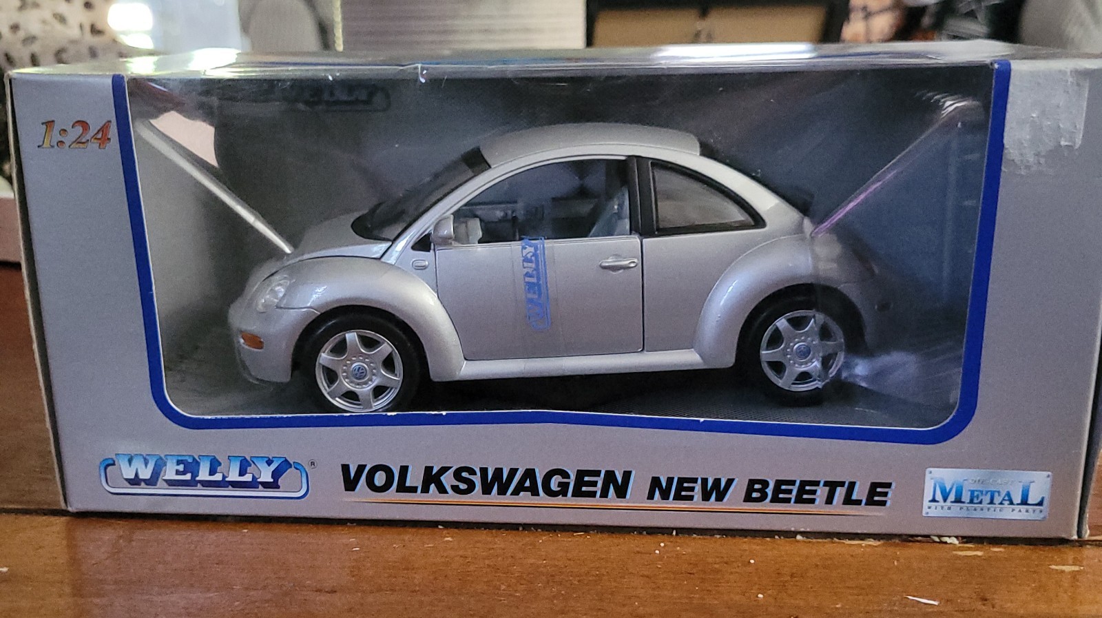 Welly VW New Beetle Die Cast Metal and Plastic Parts 1:24 Esurance Gray
