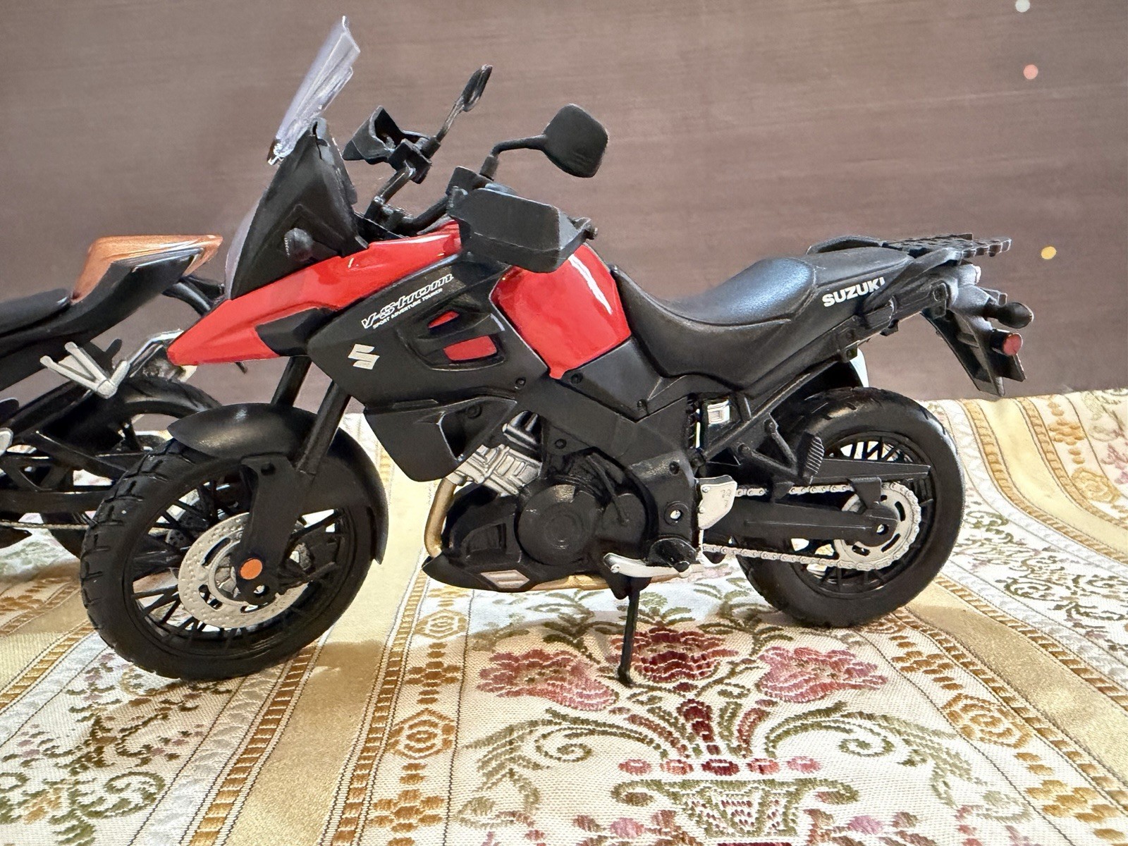 Maisto Suzuki GSX R1000 Bronze 1/12 VStrom 1000 Red Black Diecast LOT of 2