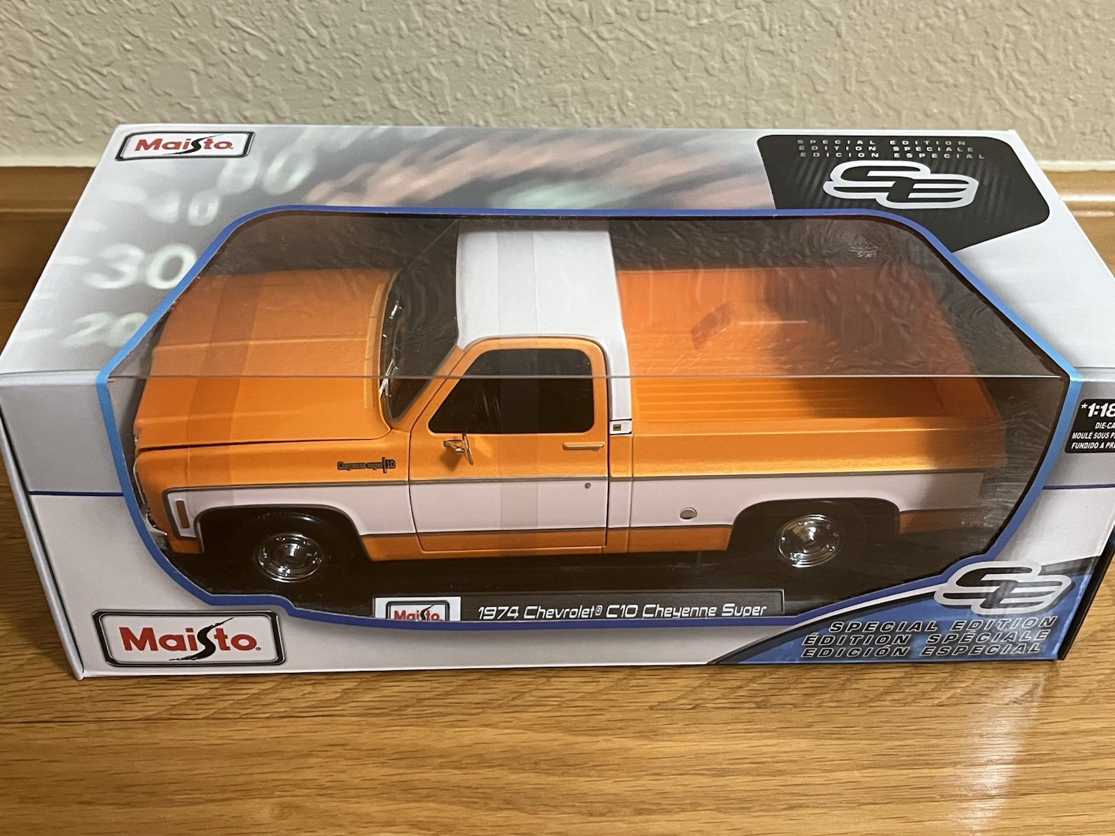 Maisto 1:18 1974 Chevrolet C10 Cheyenne Super Pickup Truck Orange With White Top