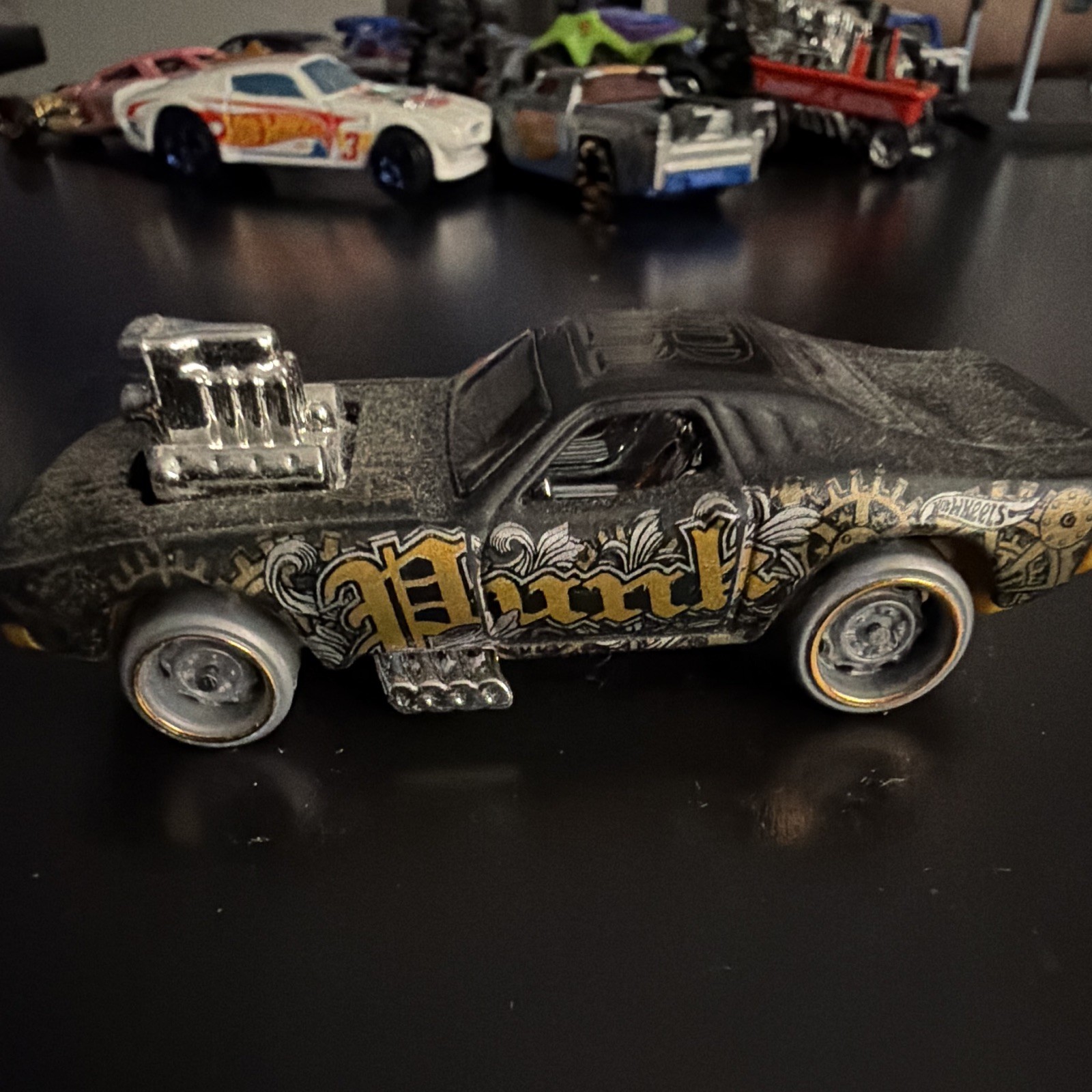 Hot Wheels 1:64 1970 Dodge Rodger Dodger Steampunk Black/Gold Chrome Engine