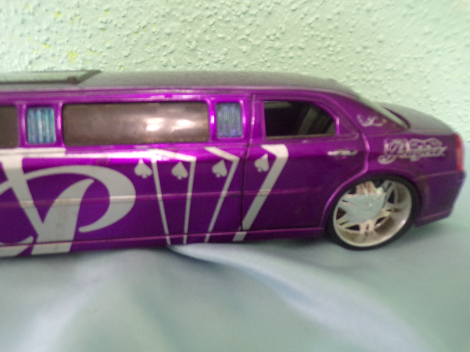 1/24 Maisto Playerz 2005 Chrysler 300C Hemi Limousine purple Silvers as is