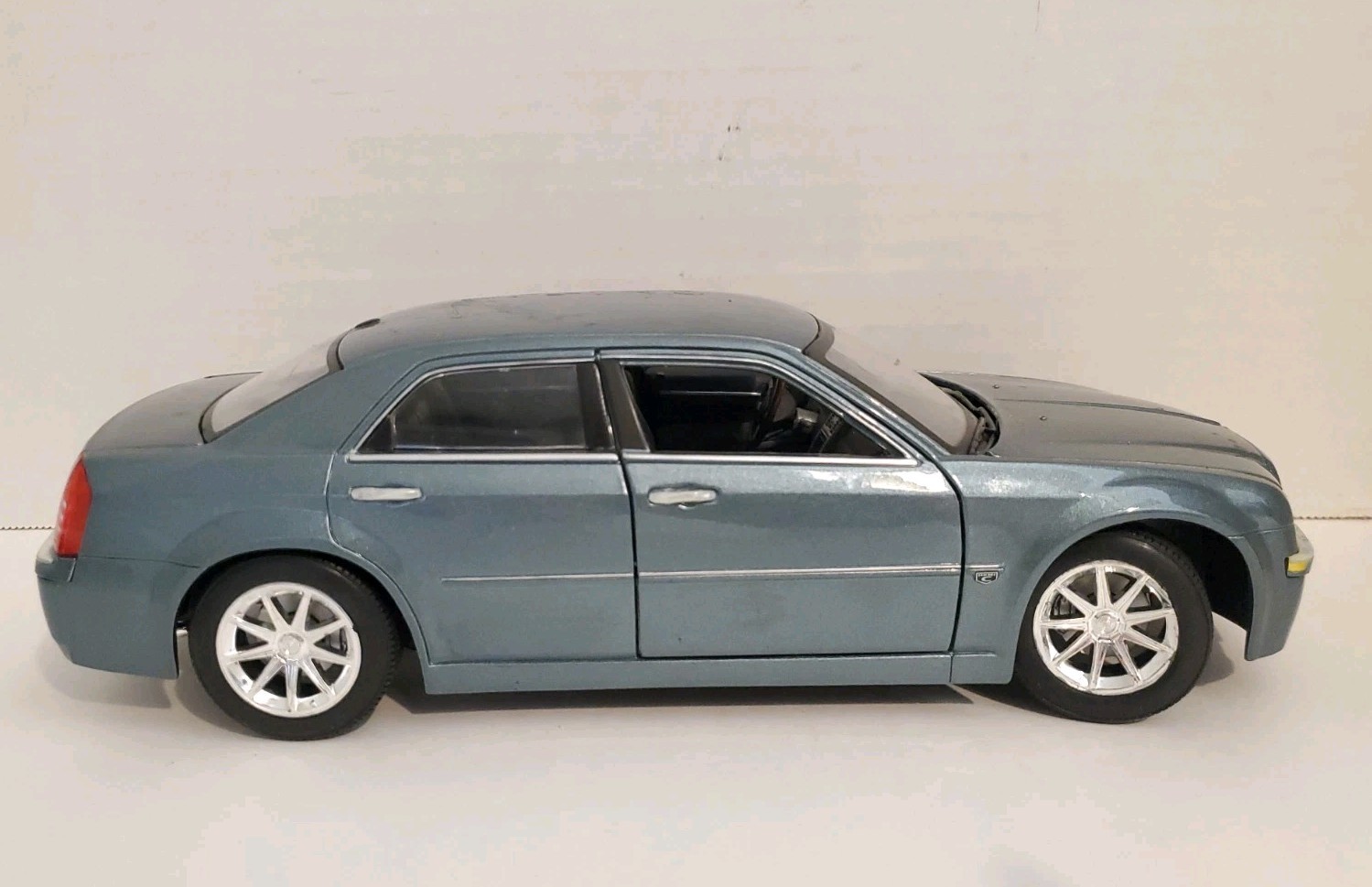 Maisto 2005 Chrysler 300C Hemi Teal 1/18 Scale Die Cast Model Car
