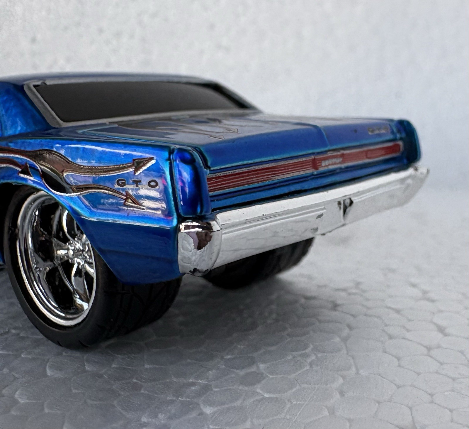 Muscle Machines 1965 Pontiac GTO Blue w/ Flames Chrome Blower 1/64 Diecast Car