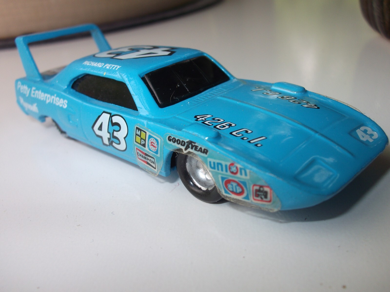 RICHARD PETTY VINTAGE MODEL 1970 PLYMOUTH SUPERBIRD RACING CHAMPIONS 1/64 CAR