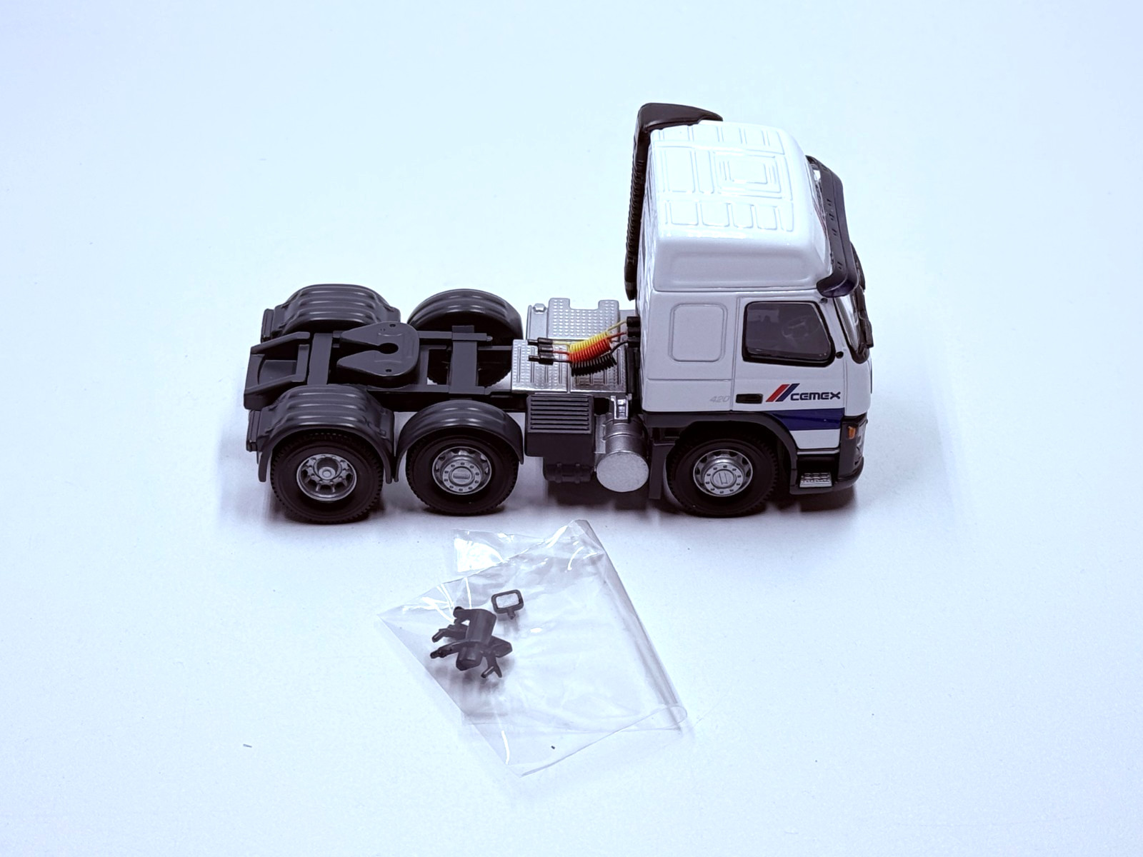CORGI VOLVO FM TRACTOR UNIT MODEL ONLY CEMEX 1:50 SCALE CC13518