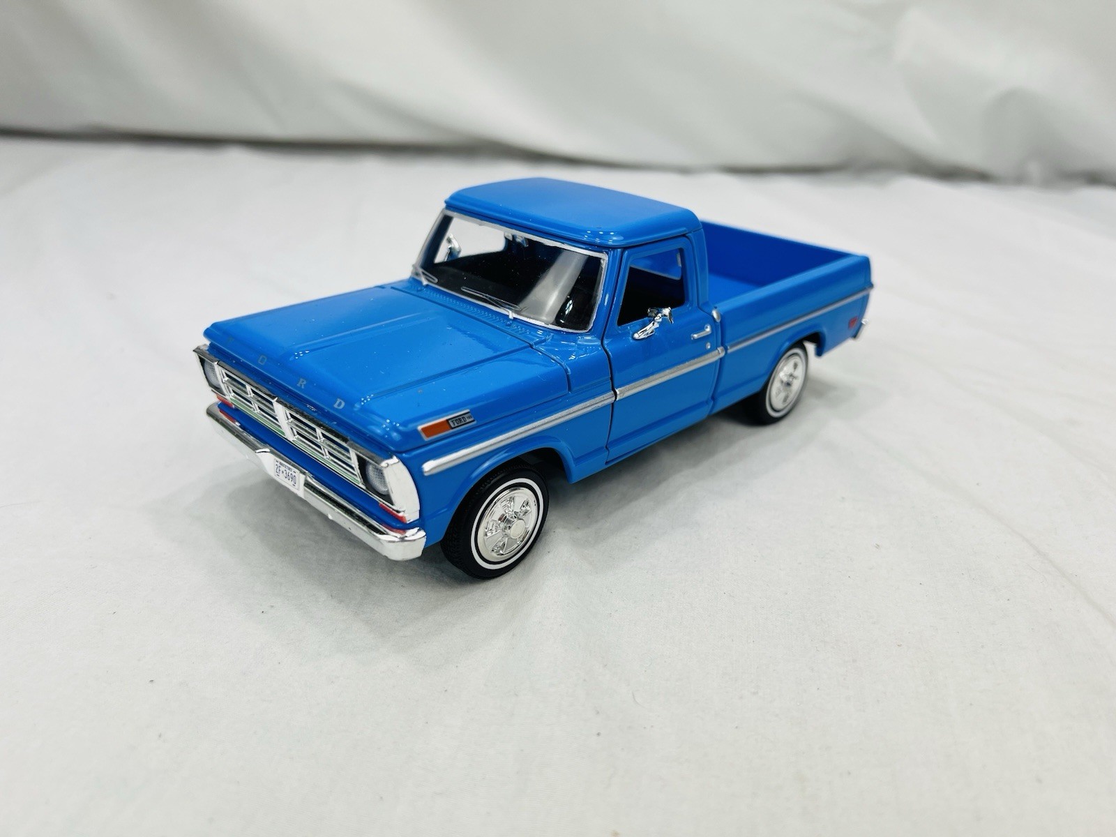 No Box Motormax 1972 Ford F-100 Pickup Truck 1:24 Light Blue
