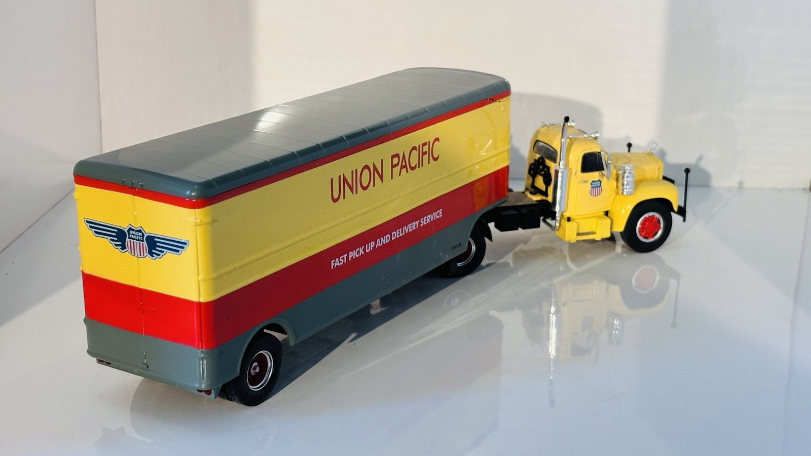 IXO Models 1/43 Scale TTR005 Mack B 61 1955 Union Pacific – Boxed