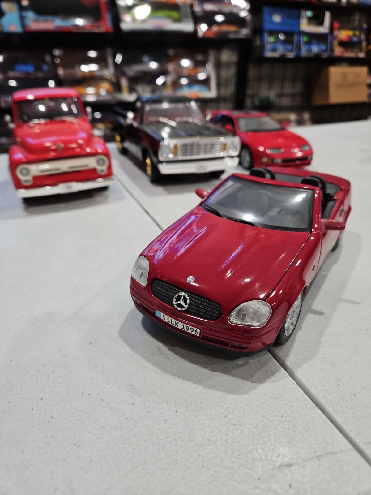 1:18 MAISTO MERCEDES BENZ SLK RED ON BLACK – NO BOX – FREE SHIPPING INCLUDED