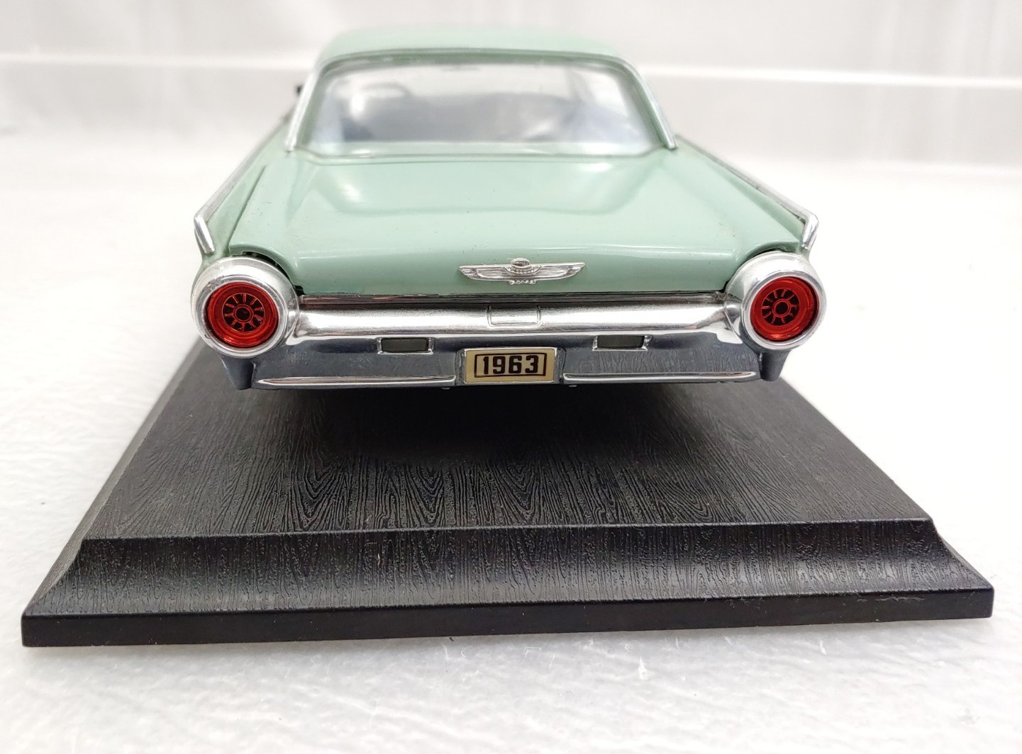 Anson 1963 Ford Thunderbird 1/18 Die-Cast Automobile with Stand