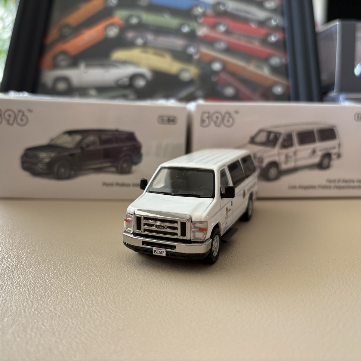 596 Model 1:64 Ford E-Series E350 Super Duty LAPD Hollywood Division
