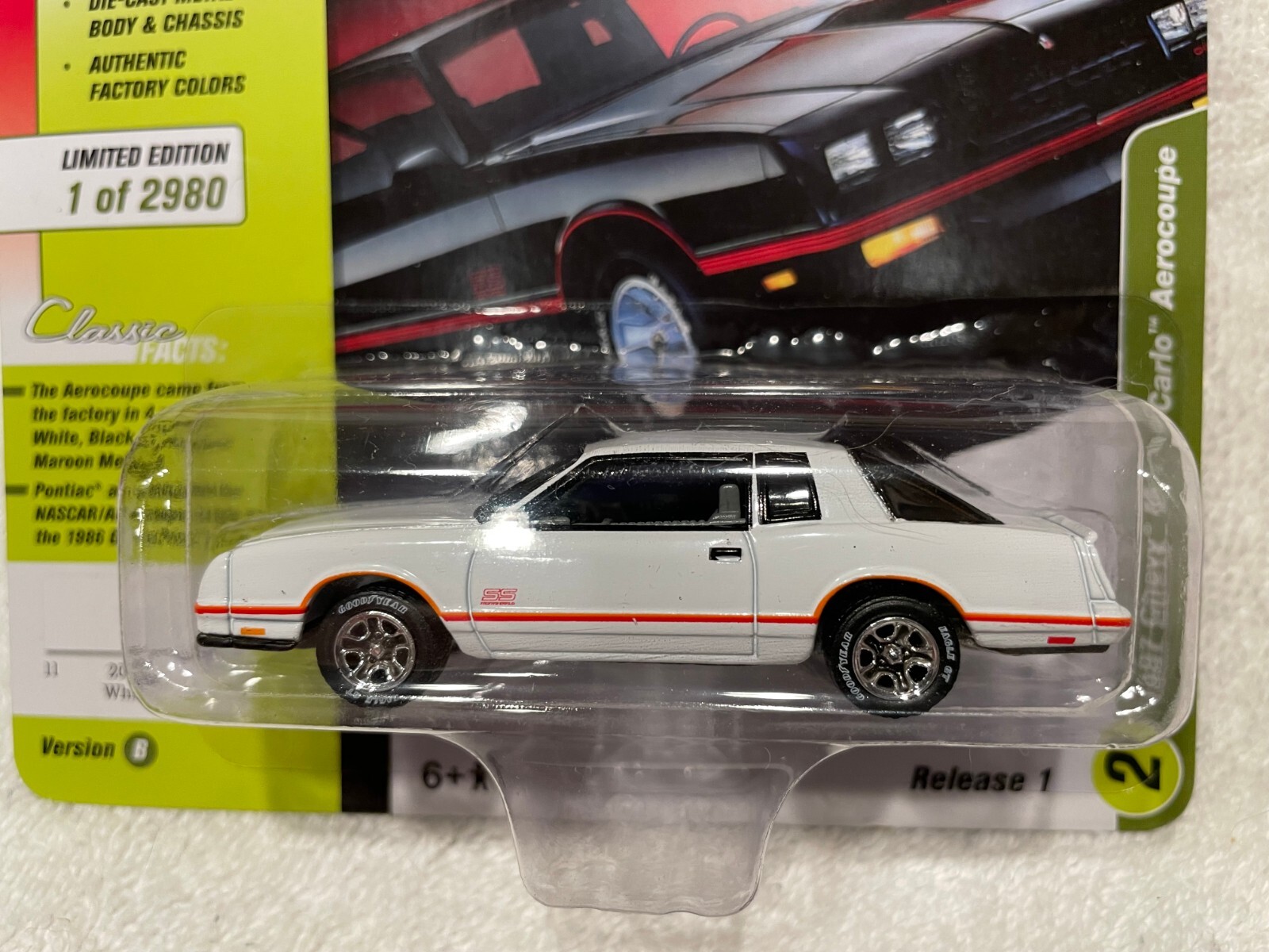 1/64JOHNNY LIGHTNING “CLASSIC GOLD”/87 MONTE CARLO SS AERO CPE/WHITE/305 /G/Y ‘S