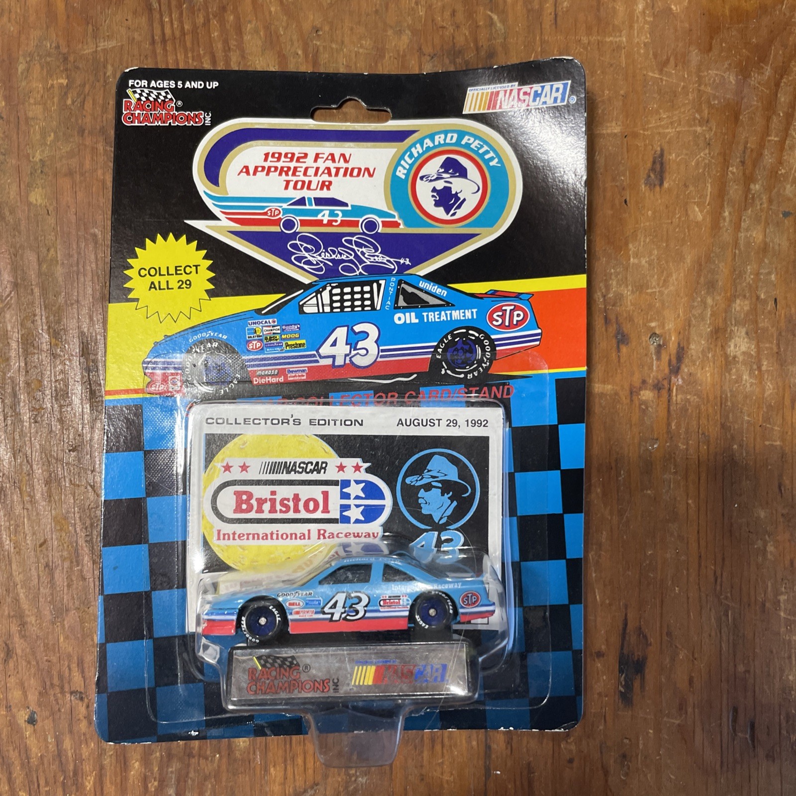 Racing Champion Richard Petty 1992 1:64 Track “Bristol International Raceway”