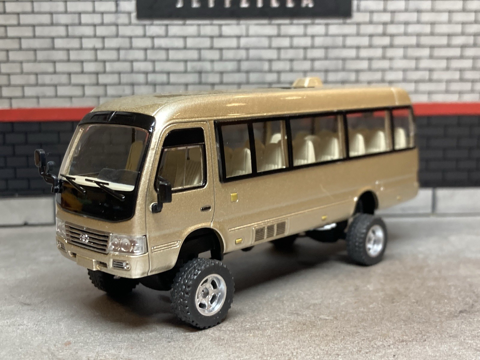 2013 Toyota Coaster Minibus Lifted 4×4 Shuttle Bus 1/64 Scale Diecast Custom