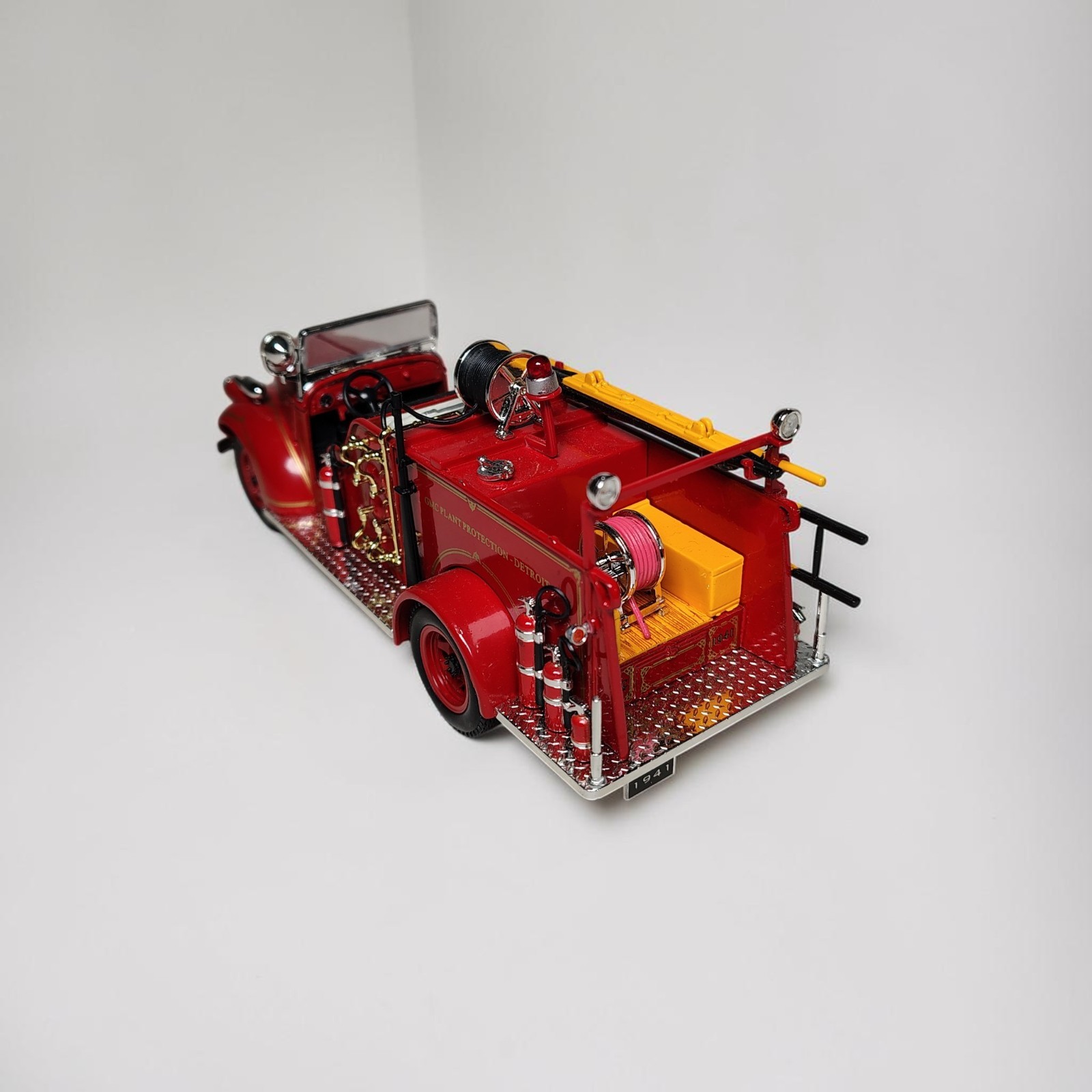1941 GMC Fire Truck 1:24 Road Signature Diecast – Mint Condition Loose