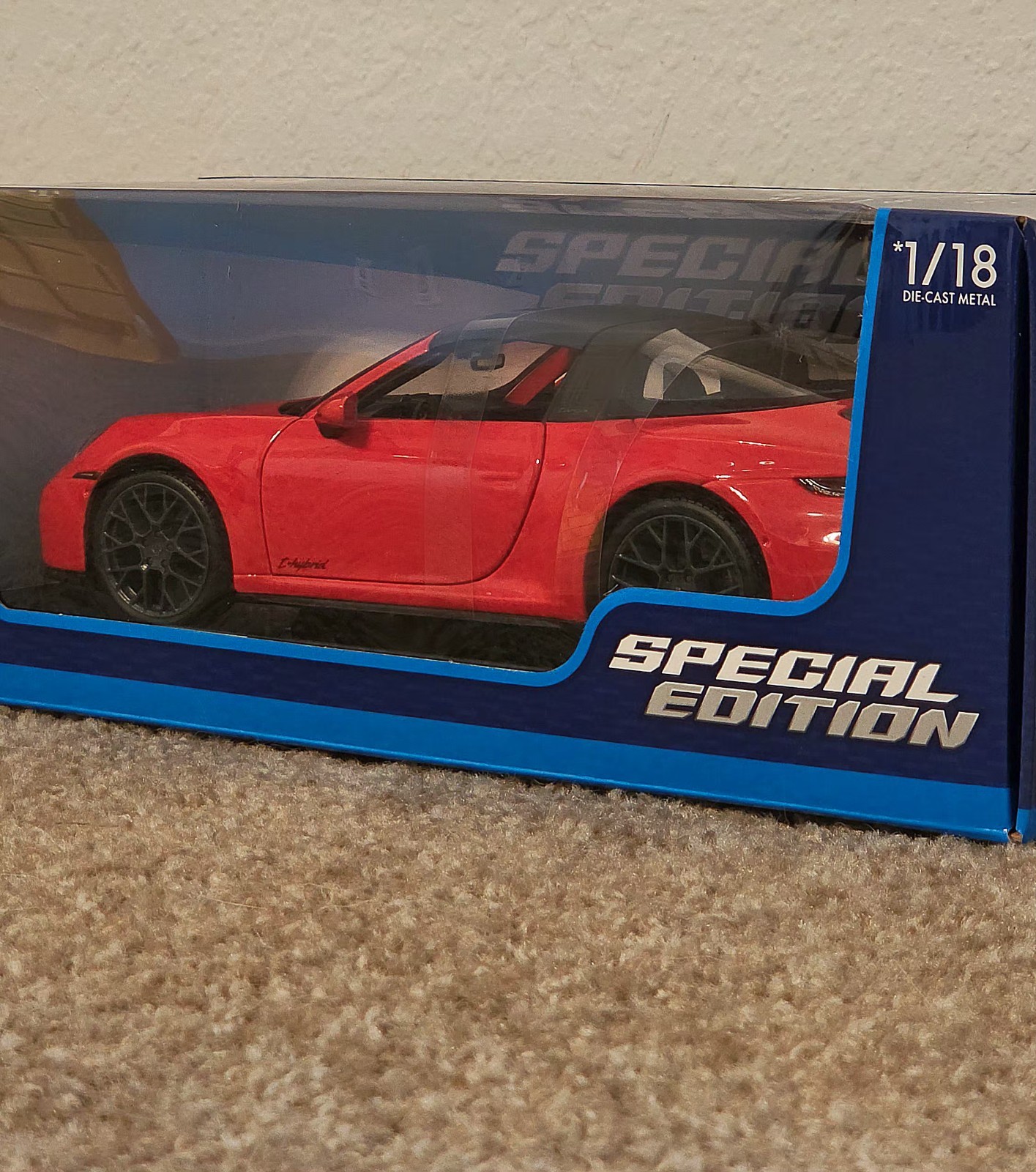 Porsche 911 Targa 4 GTS (992.2) 1:18 Maisto Exclusive Style Special Edition Red