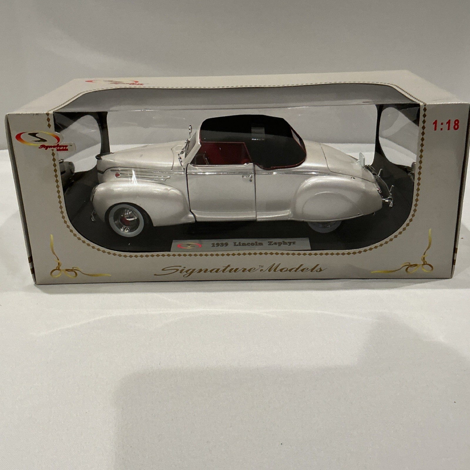 Signature Models 1939 Lincoln Zephyr 1:18 Diecast Car Silver Black Red
