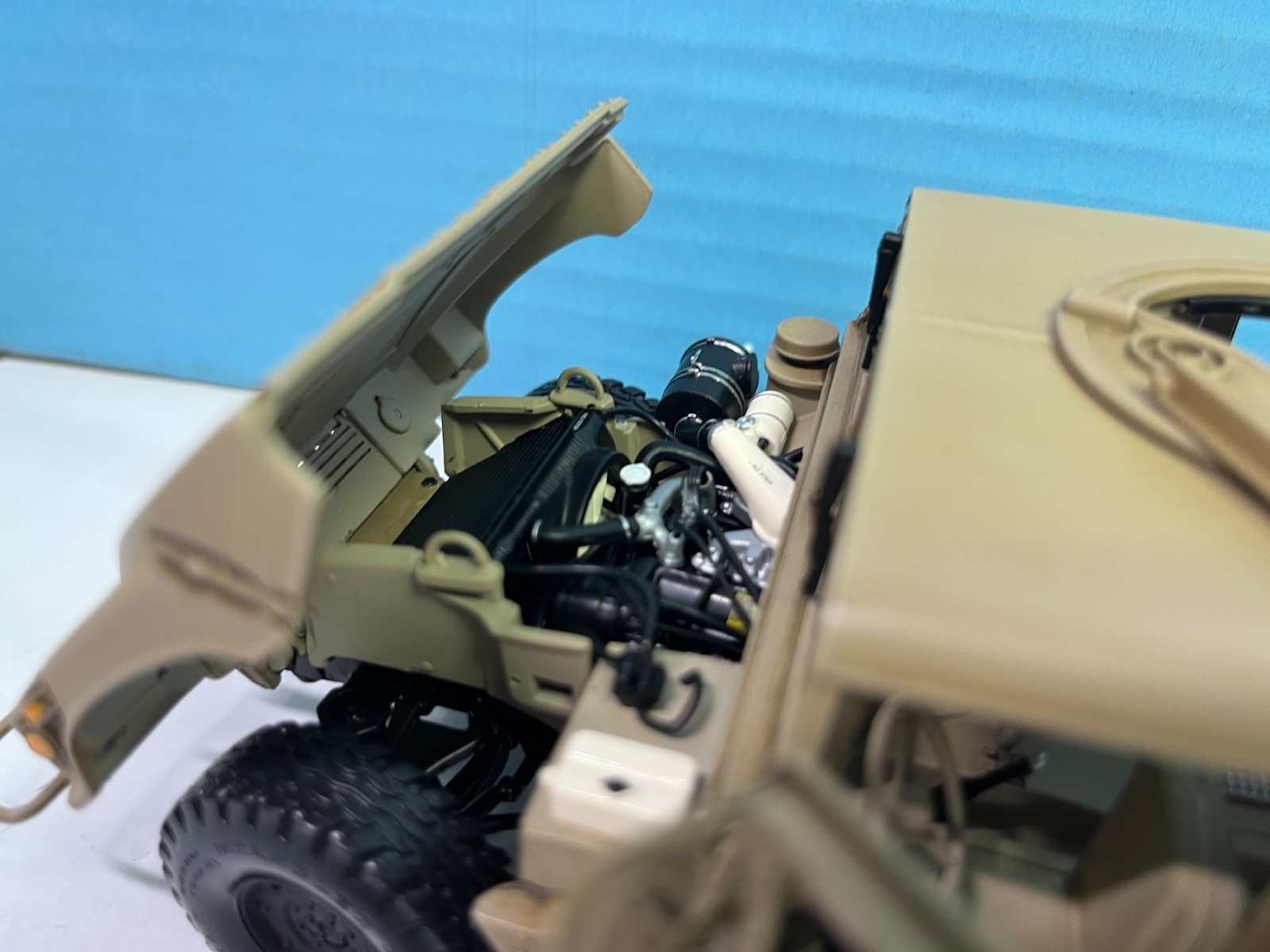 1/24 MILITARY AM GENERAL HUMVEE DESERT CAMO BEIGE BOXES & PAPERWORK READ CO