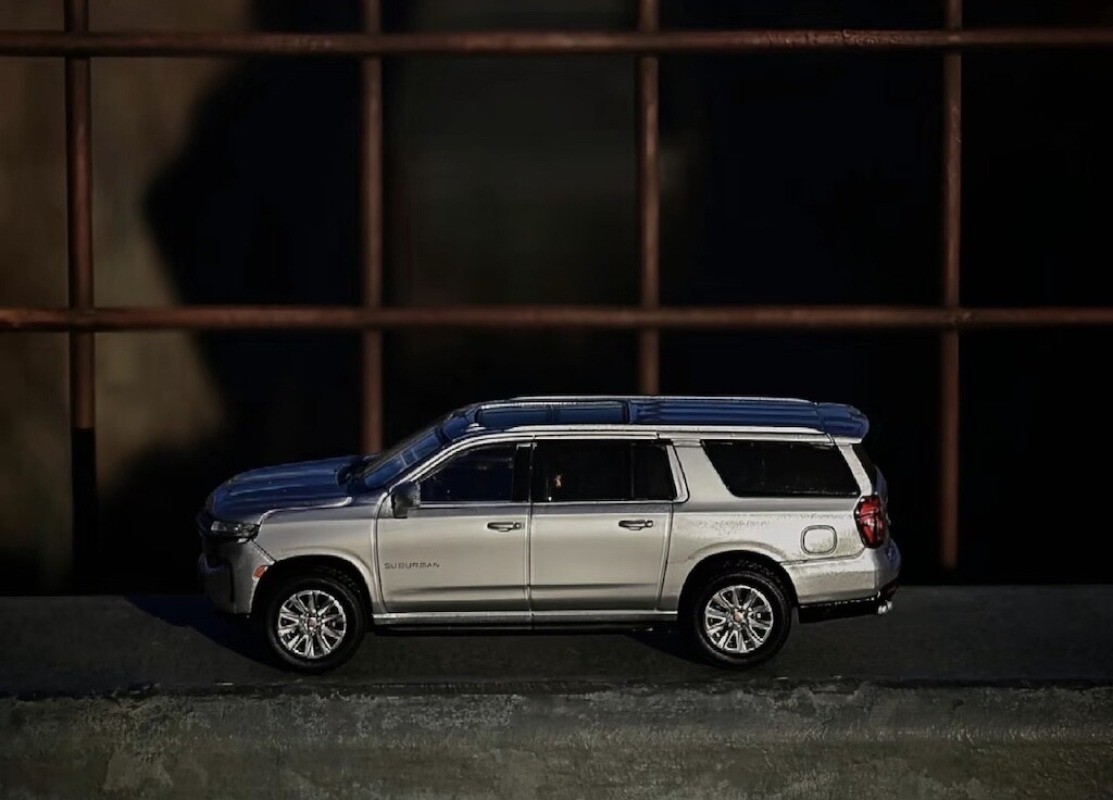 Masdi 1:64 Scale Silver Suburban Full Size SUV Die Cast Model Car – High-quality