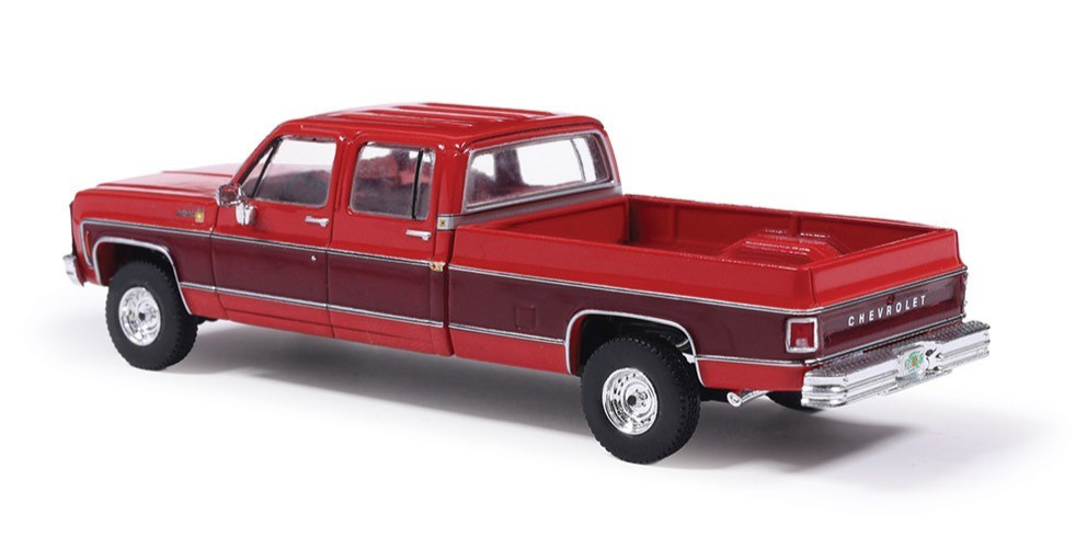 IXO AMERICA 1:64 1979 CHEVROLET SCOTTSDALE K20 – CARMINE RED & DARK PU AI64013
