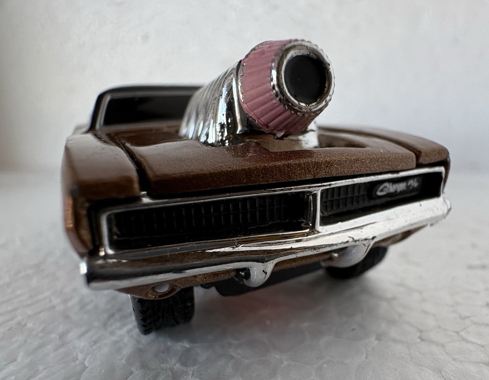 Muscle Machines Dodge Challenger R/T Bronze Chrome Blower Pink Intake 1/64