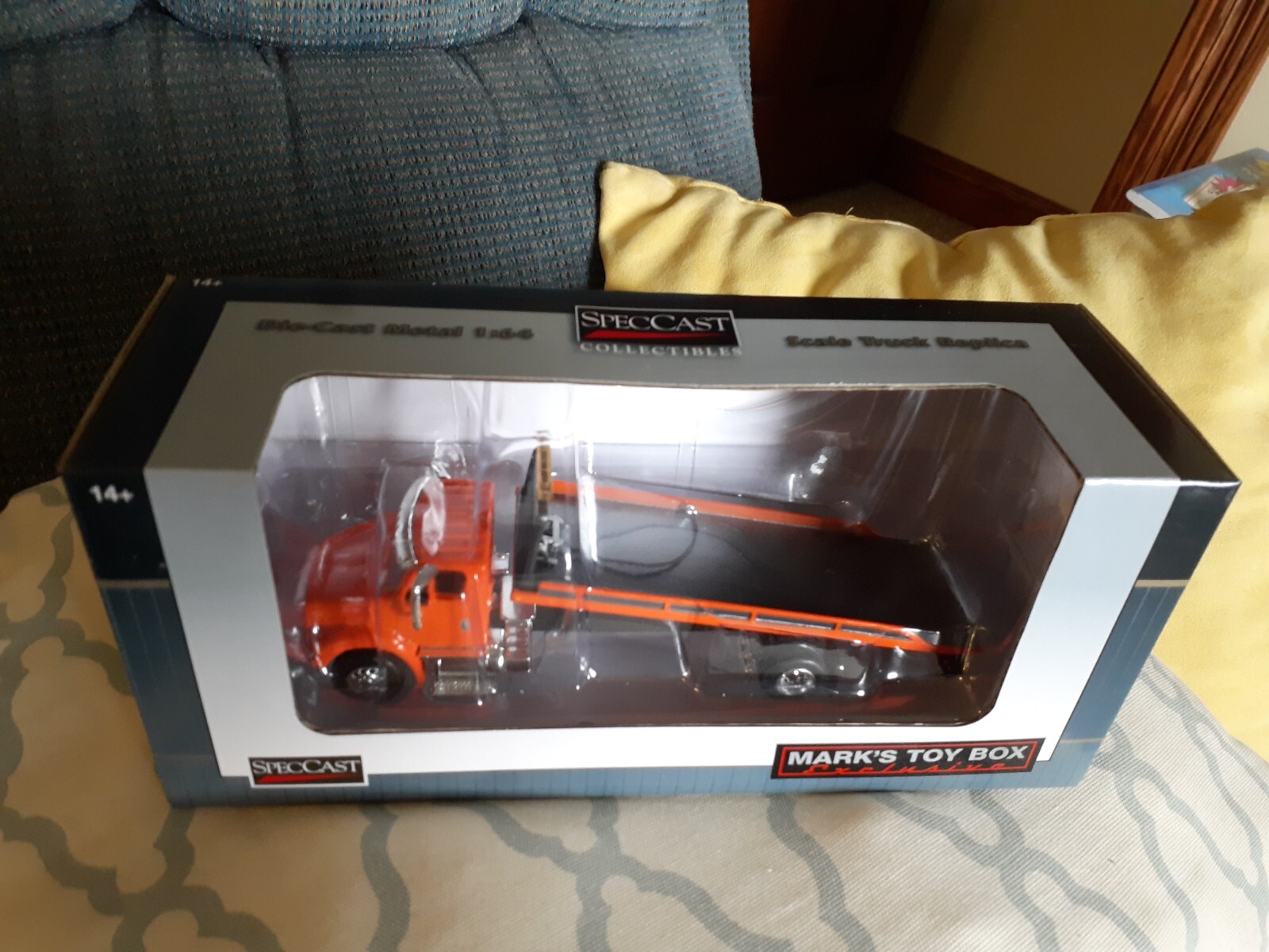NIB 1/64 Orange International IH 8600 Rollback Tow Truck SpecCast