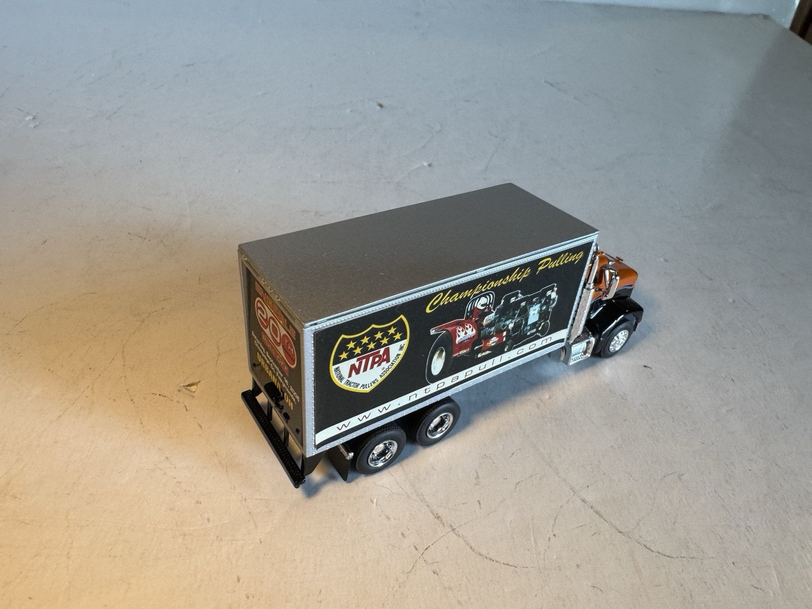 SpecCast 1:64 Diecast Peterbilt Box Truck Tractor Pulling
