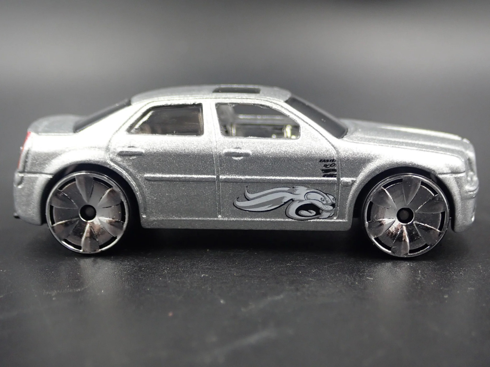 2005 – 2010 CHRYSLER 300C HEMI 1:64 SCALE COLLECTIBLE DIORAMA DIECAST MODEL CAR