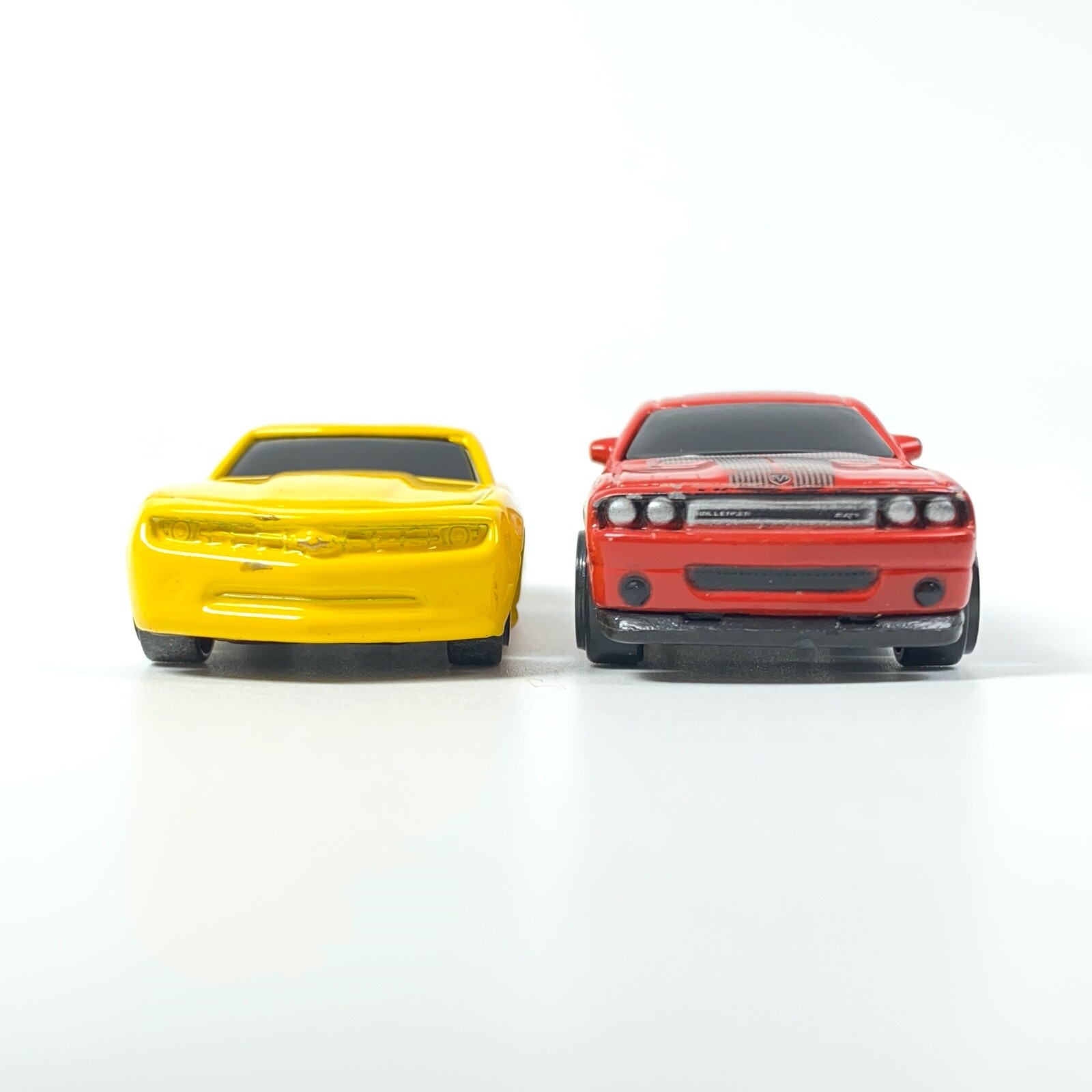 Maisto Lot 2006 Chevy Camaro Concept Yellow, 2008 Dodge Challenger SRT8 Red 1:64