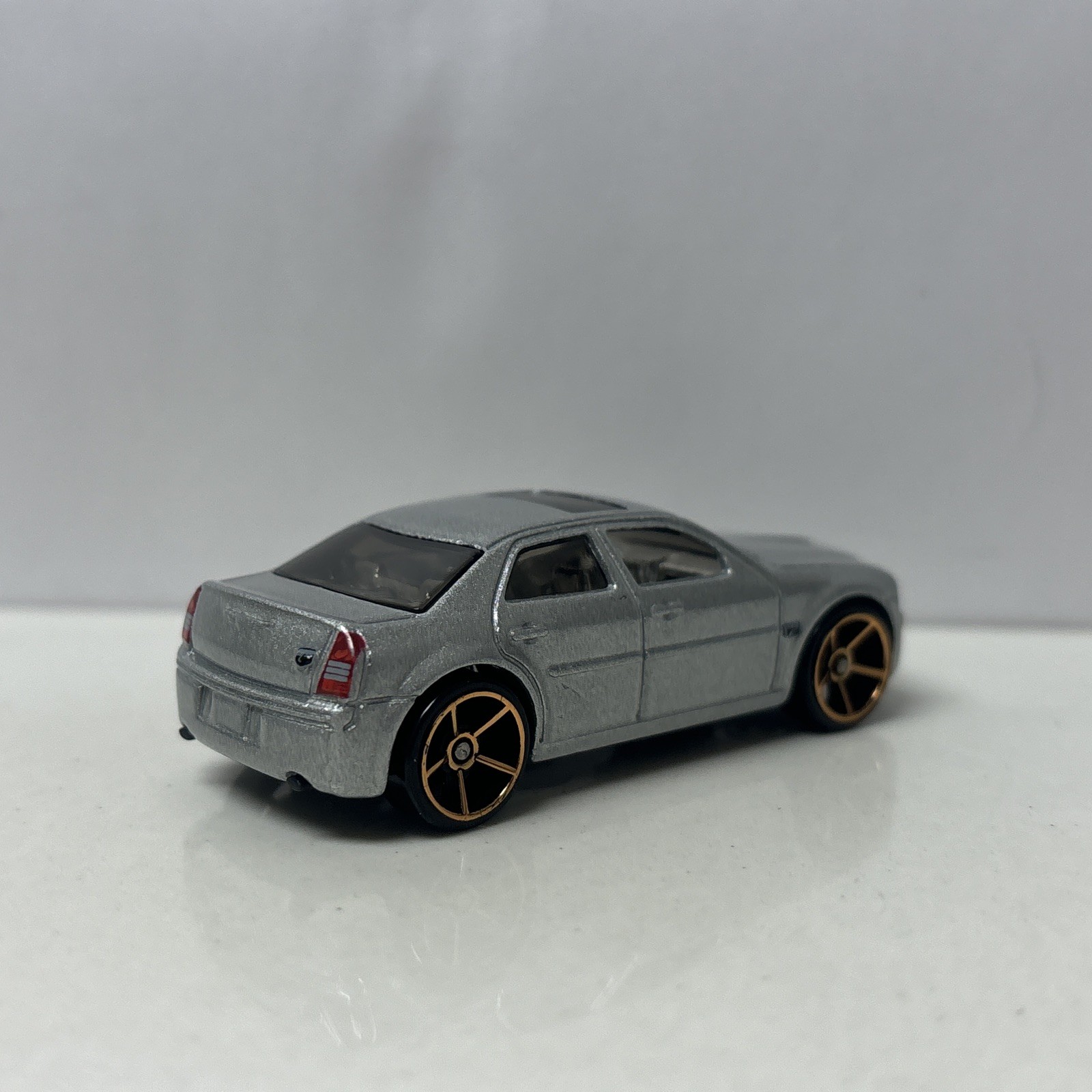 2005-2010 Chrysler 300C HEMI Collectible 1/64 Scale Diecast Diorama Model