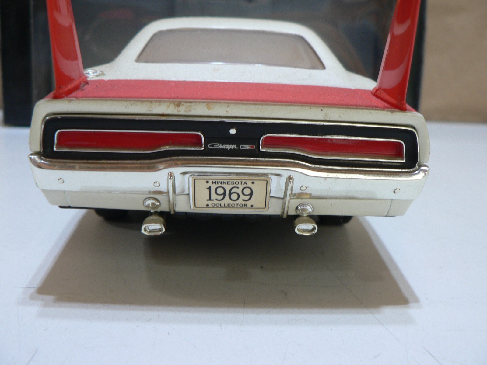 Vintage Ertl American Muscle 1969 White Dodge Charger Hemi Daytona Die Cast