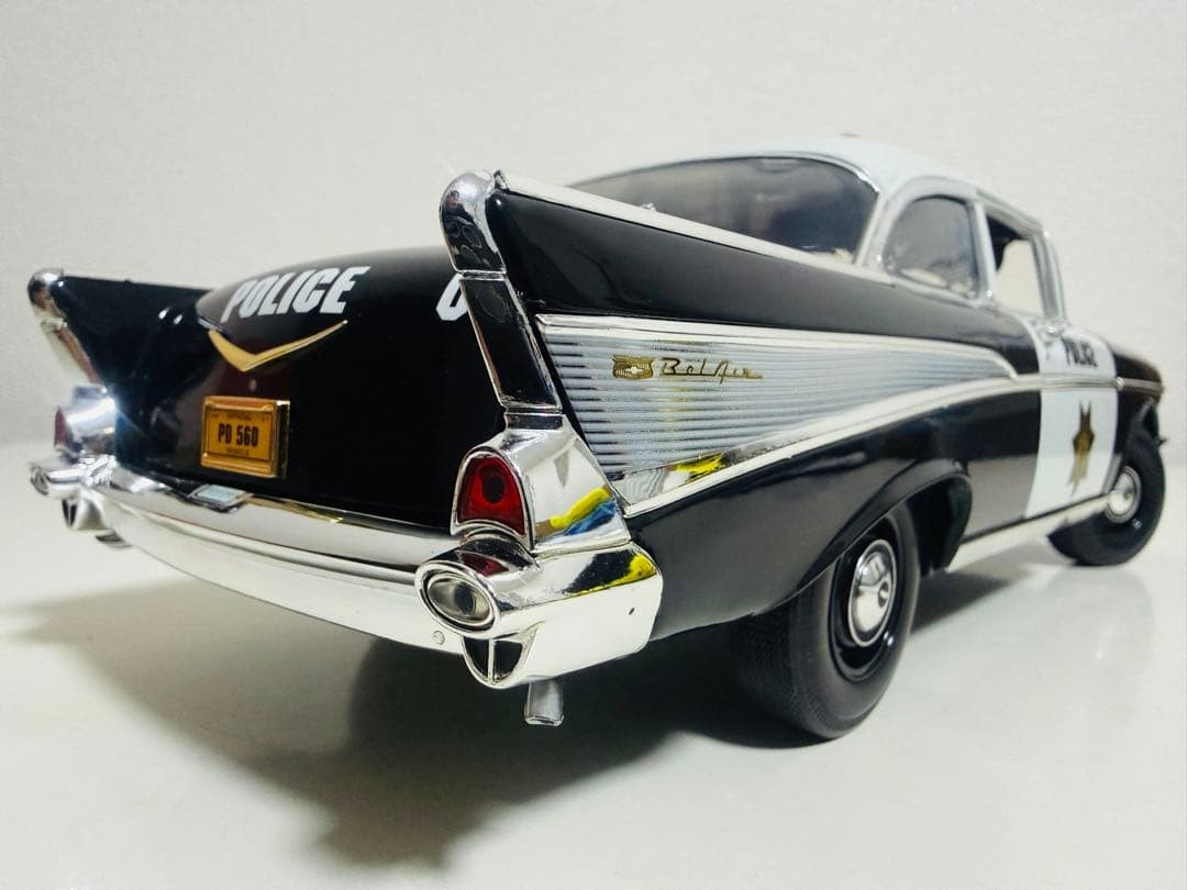 Diecast 1/18 ’57 Chevy Chevrolet BelAir collectible display case used