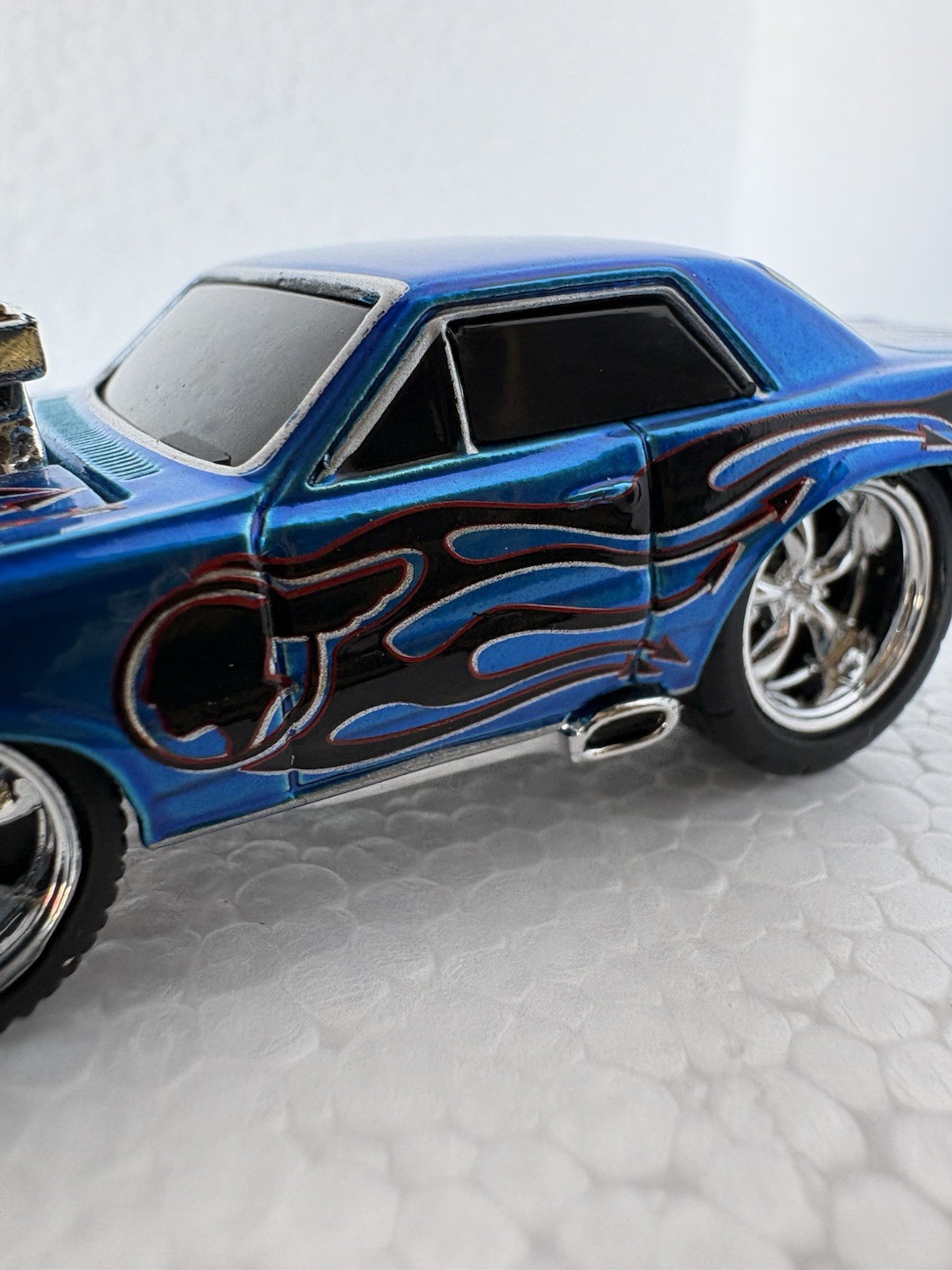 Muscle Machines 1965 Pontiac GTO Blue w/ Flames Chrome Blower 1/64 Diecast Car