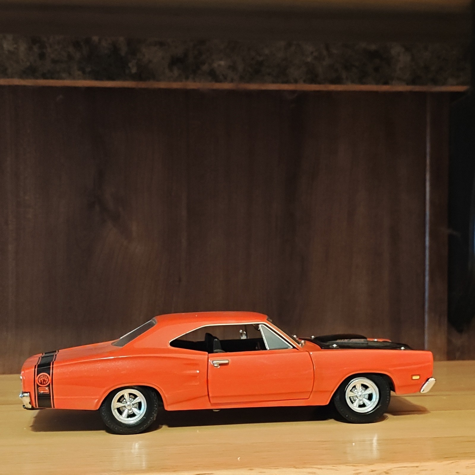 Motor Max 1:24 1969 Dodge Coronet Superbee Orange/Black Diecast Opening