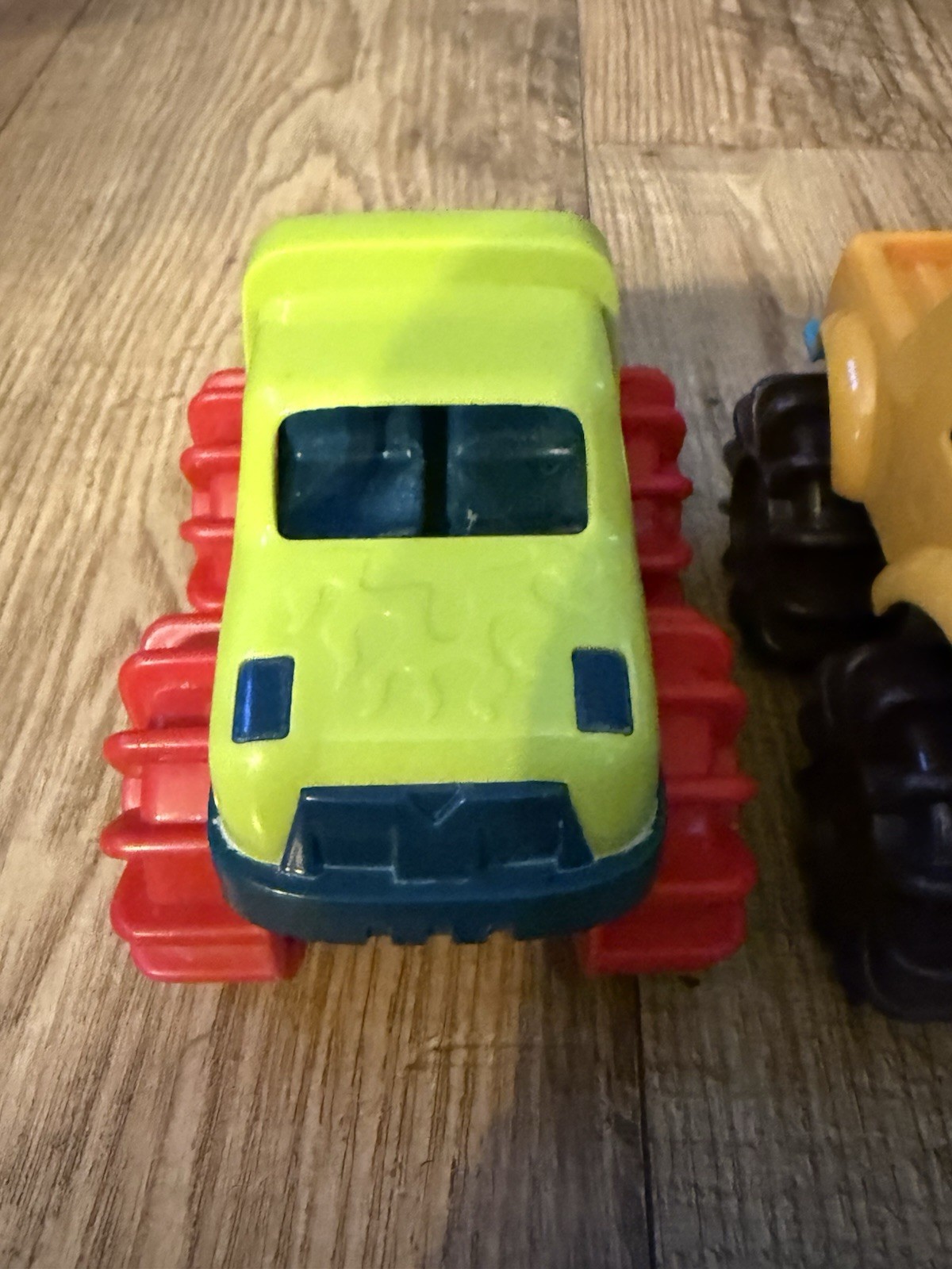 Battat Lot of 4 Multicolor Toy Cars w/ Treaded Wheels Green Yellow Red Blue