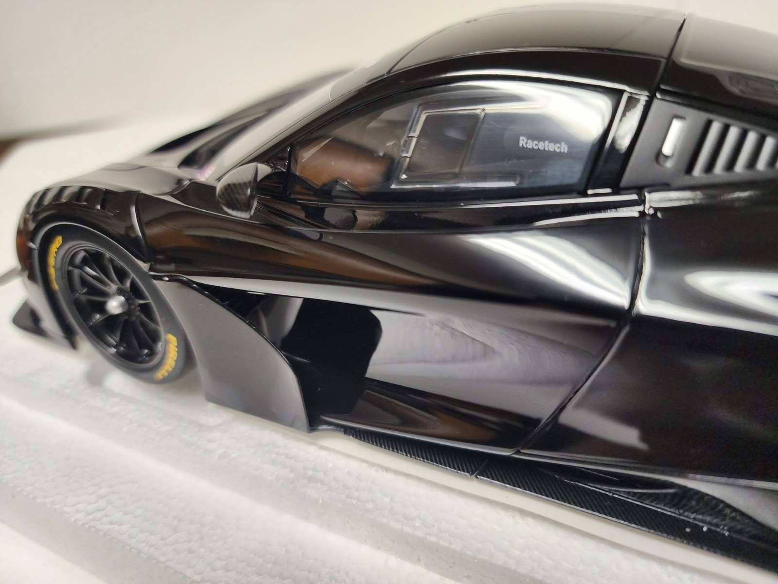AUTOart – 1/18 die cast: McLaren 720S GT3, gloss black