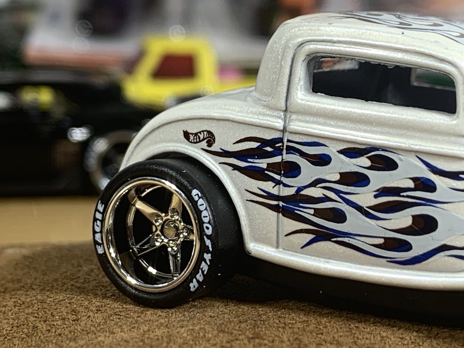Hot Wheels ’32 Ford Pearl White with Flames Hot Rod Custom Wheel Swap Loose