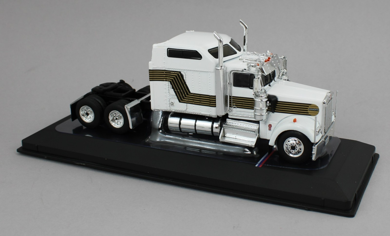 1:64 IXO Models *WHITE James Bond 007* Kenworth W900 Semi Truck NIB!