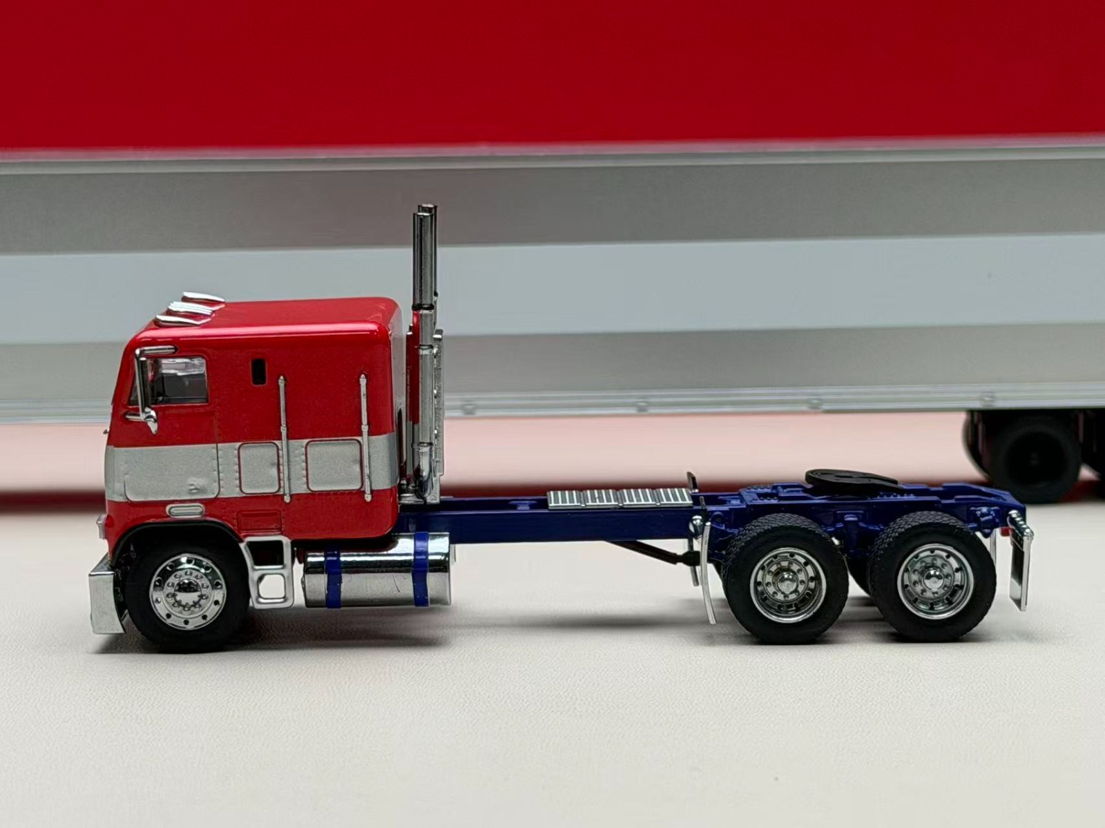 1:64 596 HEC G1 Freightliner Container Truck Tractor Model Diecast Metal Car
